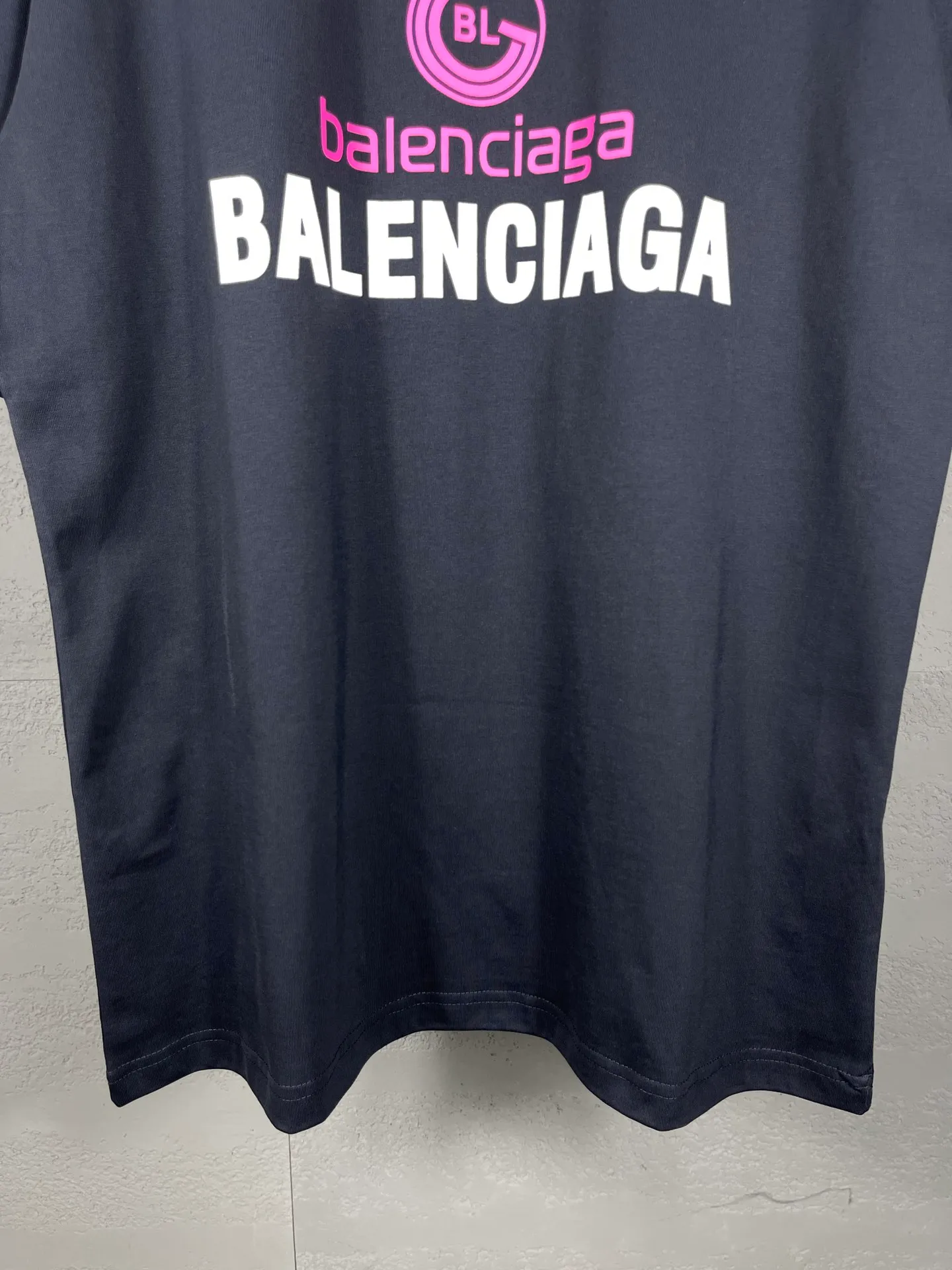 🅿️170 real photos [Top version. Official website quality] BALENCI*GA/Paris. 2024 new style. New LOGO printed short-sleeved T-shirt, brick cabinet synchronization. Genuine product developed at the first time, happy to print and compare! The fabric is made of Paris ZP custom-woven and dyed cotton double yarn. Weighing 260 grams, the cloth surface is clean. The cloth pattern is clear, soft and comfortable. The threads are dyed with no color difference. The classic LOGO is printed using environmentally friendly imported materials, with clear letters and a three-dimensional effect. Restore the brick cabinet. Welcome to compare, the version adopts the OS loose shoulder version. Same style for men and women Coding: BL233316 Color: gray blue, white Size: XS to L