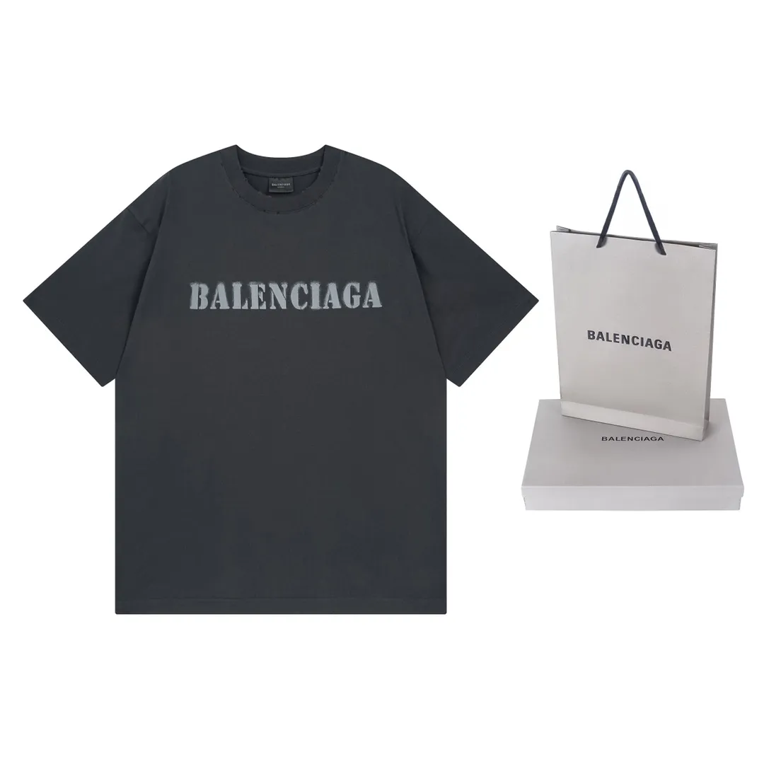 🅿️176 Detailed picture [Top version. Official website quality] BALENCI*GA/Paris. 2024 new letter LOGO printed short-sleeved T-shirt. Brick cabinets are synchronized. Genuine products are developed at the first time, and you can print and compare! The fabric is made of Paris ZP custom-woven and dyed cotton double yarn. Weighing 260 grams, the cloth surface is clean. The cloth pattern is clear, soft and comfortable. The threads are dyed with no color difference. The classic LOGO is printed with environmentally friendly imported materials and dot direct printing technology, with a three-dimensional effect. Restored brick cabinet. Ready-made clothes are worn and worn, different market currency, welcome to compare, the version adopts OS loose shoulder version. Same style for men and women Coding: BL233315 Color: gray blue, off-white, red Size: XS to L