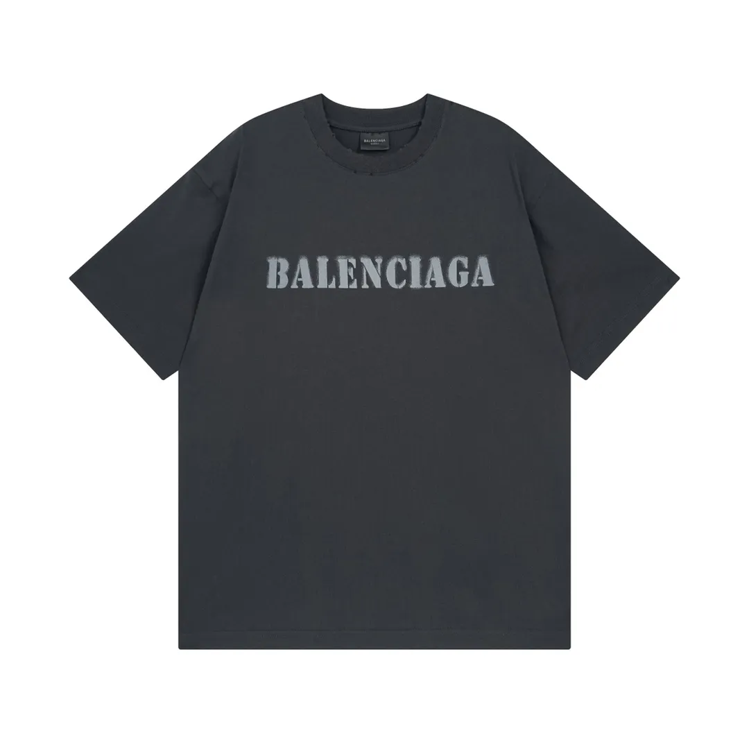 🅿️176 Detailed picture [Top version. Official website quality] BALENCI*GA/Paris. 2024 new letter LOGO printed short-sleeved T-shirt. Brick cabinets are synchronized. Genuine products are developed at the first time, and you can print and compare! The fabric is made of Paris ZP custom-woven and dyed cotton double yarn. Weighing 260 grams, the cloth surface is clean. The cloth pattern is clear, soft and comfortable. The threads are dyed with no color difference. The classic LOGO is printed with environmentally friendly imported materials and dot direct printing technology, with a three-dimensional effect. Restored brick cabinet. Ready-made clothes are worn and worn, different market currency, welcome to compare, the version adopts OS loose shoulder version. Same style for men and women Coding: BL233315 Color: gray blue, off-white, red Size: XS to L