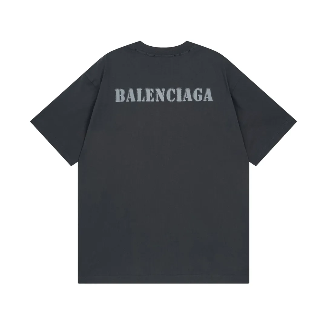 🅿️176 Detailed picture [Top version. Official website quality] BALENCI*GA/Paris. 2024 new letter LOGO printed short-sleeved T-shirt. Brick cabinets are synchronized. Genuine products are developed at the first time, and you can print and compare! The fabric is made of Paris ZP custom-woven and dyed cotton double yarn. Weighing 260 grams, the cloth surface is clean. The cloth pattern is clear, soft and comfortable. The threads are dyed with no color difference. The classic LOGO is printed with environmentally friendly imported materials and dot direct printing technology, with a three-dimensional effect. Restored brick cabinet. Ready-made clothes are worn and worn, different market currency, welcome to compare, the version adopts OS loose shoulder version. Same style for men and women Coding: BL233315 Color: gray blue, off-white, red Size: XS to L