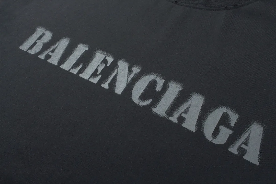 🅿️176 Detailed picture [Top version. Official website quality] BALENCI*GA/Paris. 2024 new letter LOGO printed short-sleeved T-shirt. Brick cabinets are synchronized. Genuine products are developed at the first time, and you can print and compare! The fabric is made of Paris ZP custom-woven and dyed cotton double yarn. Weighing 260 grams, the cloth surface is clean. The cloth pattern is clear, soft and comfortable. The threads are dyed with no color difference. The classic LOGO is printed with environmentally friendly imported materials and dot direct printing technology, with a three-dimensional effect. Restored brick cabinet. Ready-made clothes are worn and worn, different market currency, welcome to compare, the version adopts OS loose shoulder version. Same style for men and women Coding: BL233315 Color: gray blue, off-white, red Size: XS to L