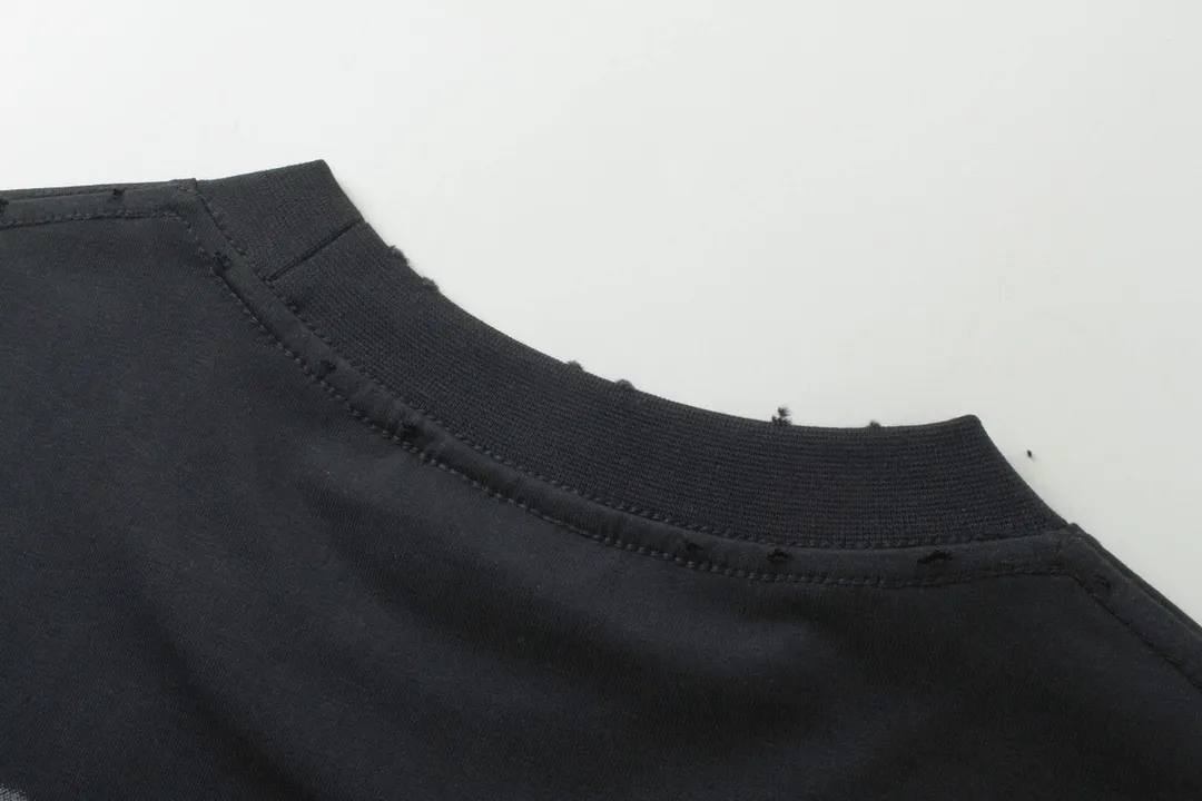 🅿️176 Detailed picture [Top version. Official website quality] BALENCI*GA/Paris. 2024 new letter LOGO printed short-sleeved T-shirt. Brick cabinets are synchronized. Genuine products are developed at the first time, and you can print and compare! The fabric is made of Paris ZP custom-woven and dyed cotton double yarn. Weighing 260 grams, the cloth surface is clean. The cloth pattern is clear, soft and comfortable. The threads are dyed with no color difference. The classic LOGO is printed with environmentally friendly imported materials and dot direct printing technology, with a three-dimensional effect. Restored brick cabinet. Ready-made clothes are worn and worn, different market currency, welcome to compare, the version adopts OS loose shoulder version. Same style for men and women Coding: BL233315 Color: gray blue, off-white, red Size: XS to L