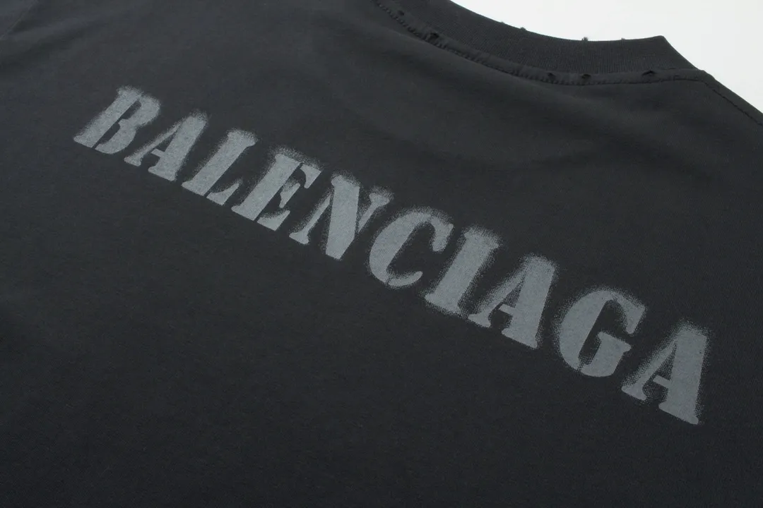 🅿️176 Detailed picture [Top version. Official website quality] BALENCI*GA/Paris. 2024 new letter LOGO printed short-sleeved T-shirt. Brick cabinets are synchronized. Genuine products are developed at the first time, and you can print and compare! The fabric is made of Paris ZP custom-woven and dyed cotton double yarn. Weighing 260 grams, the cloth surface is clean. The cloth pattern is clear, soft and comfortable. The threads are dyed with no color difference. The classic LOGO is printed with environmentally friendly imported materials and dot direct printing technology, with a three-dimensional effect. Restored brick cabinet. Ready-made clothes are worn and worn, different market currency, welcome to compare, the version adopts OS loose shoulder version. Same style for men and women Coding: BL233315 Color: gray blue, off-white, red Size: XS to L