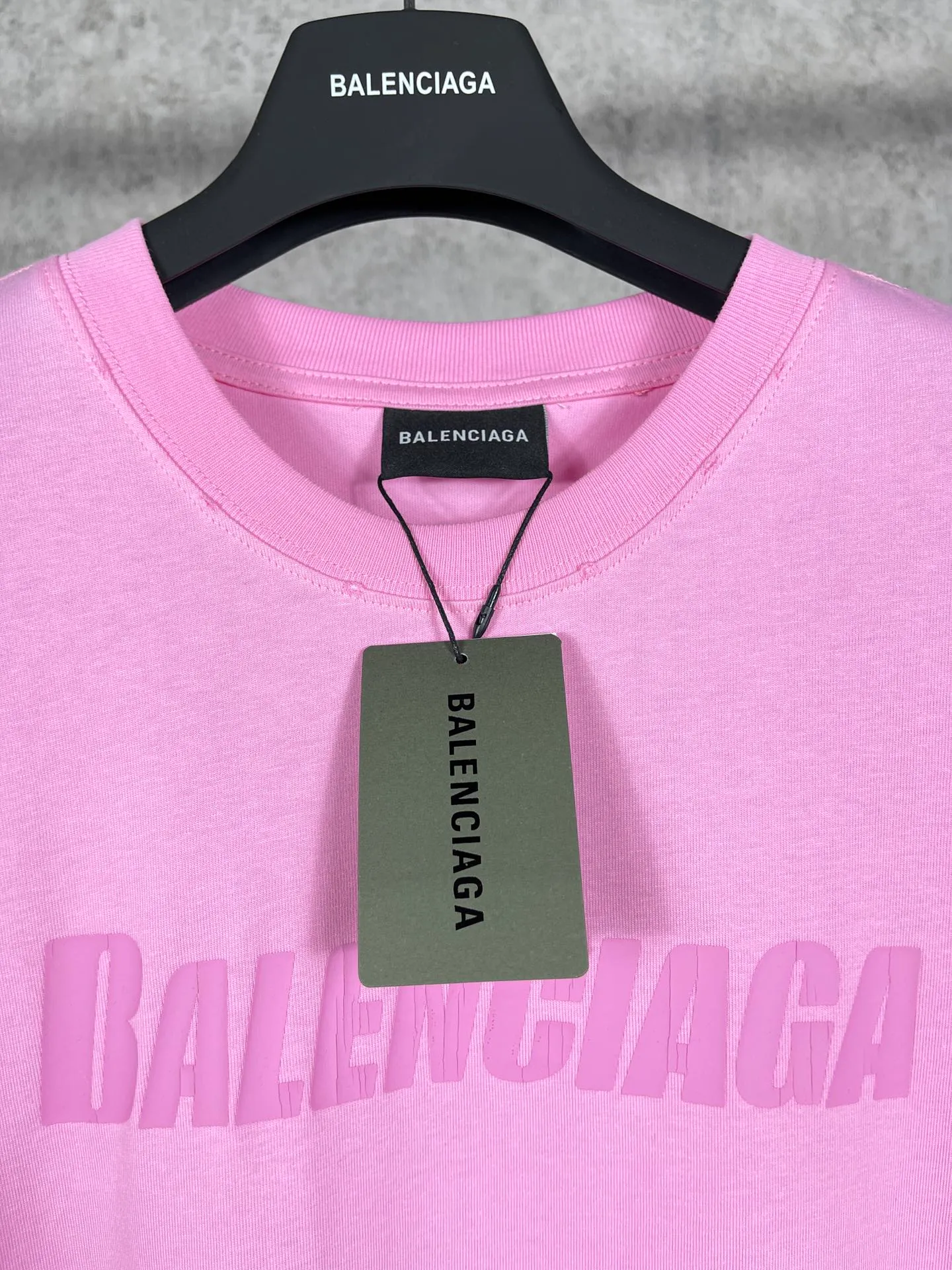 🅿️166 Real photos [Top version. Official website quality] BALENCI*GA/Paris. 2023 new style. Classic letter LOGO printed distressed short-sleeved T-shirt. Brick cabinet synchronization. The fabric is made of Paris ZP custom-woven and dyed 100% cotton double yarn compact cotton. The weight is 260 grams, the cloth surface is clean. The cloth pattern is clear, soft and comfortable. The threads are dyed with no color difference. The classic pattern is printed with environmentally friendly imported materials and precision printing screens, with clear letters and three-dimensional effect. Restored brick cabinet. The garments are hand-worn and distressed by many people. Different market currency. Welcome to compare. The version adopts OS loose shoulder design. Same style for men and women. Coding: BL223072 Color: black, coffee, pink, white, fruit green, navy Size: XS to L