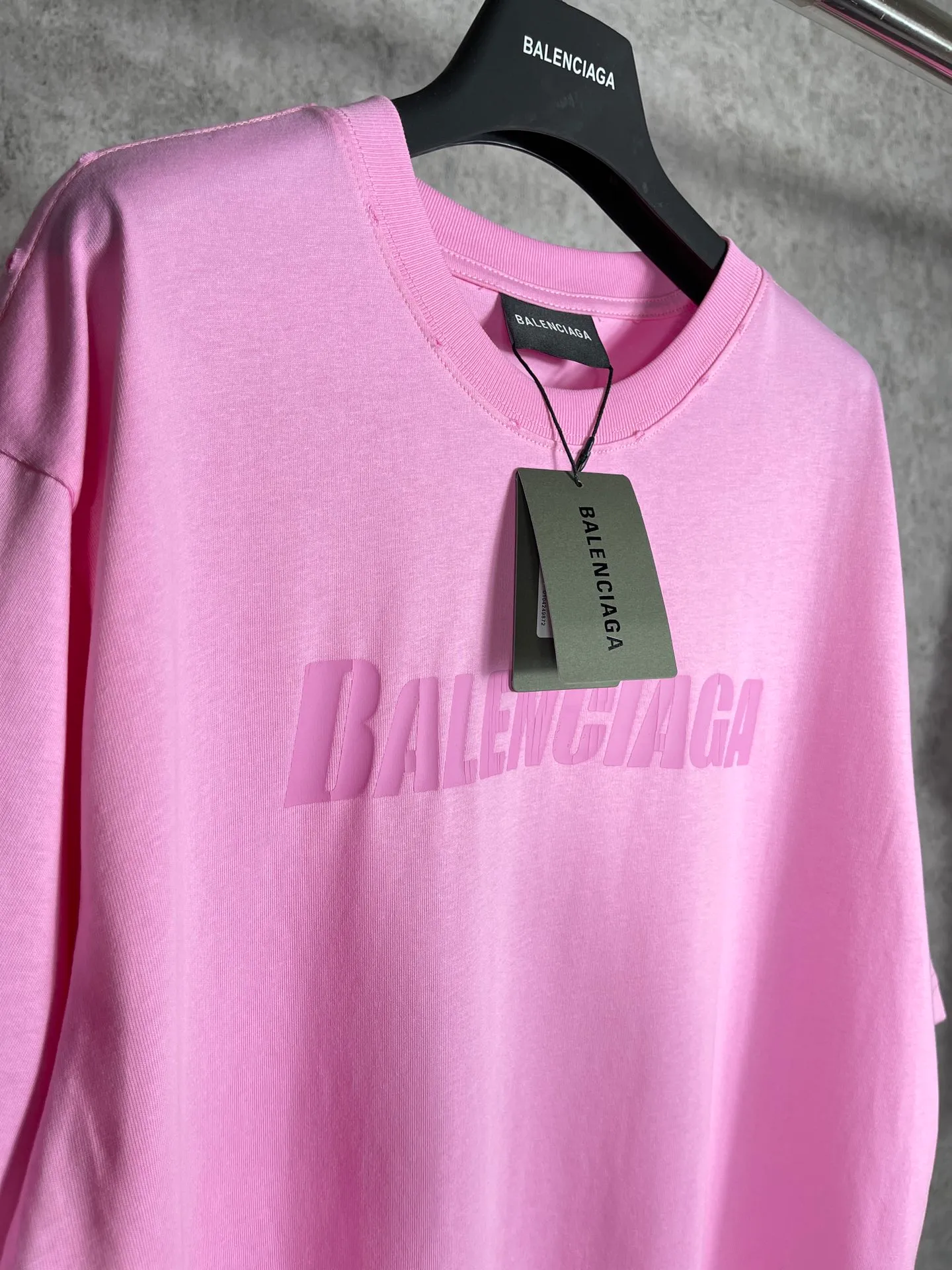 🅿️166 Real photos [Top version. Official website quality] BALENCI*GA/Paris. 2023 new style. Classic letter LOGO printed distressed short-sleeved T-shirt. Brick cabinet synchronization. The fabric is made of Paris ZP custom-woven and dyed 100% cotton double yarn compact cotton. The weight is 260 grams, the cloth surface is clean. The cloth pattern is clear, soft and comfortable. The threads are dyed with no color difference. The classic pattern is printed with environmentally friendly imported materials and precision printing screens, with clear letters and three-dimensional effect. Restored brick cabinet. The garments are hand-worn and distressed by many people. Different market currency. Welcome to compare. The version adopts OS loose shoulder design. Same style for men and women. Coding: BL223072 Color: black, coffee, pink, white, fruit green, navy Size: XS to L