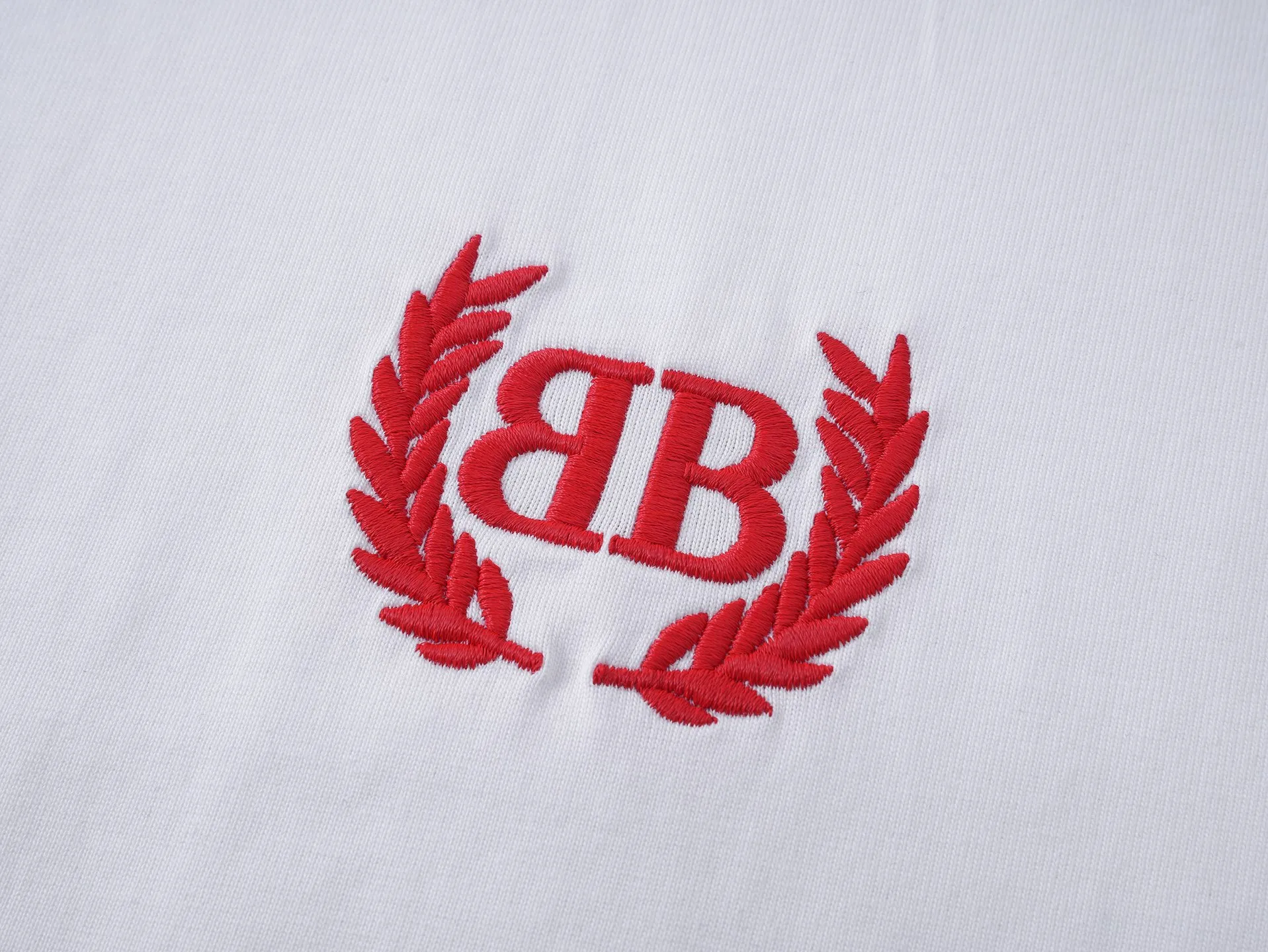 🅿️180 real photos [Top version. Official website quality] BALENCI*GA/Paris #2025 new style washed short-sleeved T-shirt with wheat ear letters LOGO embroidered on the chest, ready-to-wear washed, full of design. Welcome to compare. The fabric is made of Paris ZP custom-woven and dyed cotton double yarn, weight 260 grams, clean cloth surface. Clear texture, soft and comfortable. The threads are dyed with no color difference. The classic letter LOGO is embroidered with imported Tajima embroidery machine. The effect is three-dimensional. Restore the brick cabinet, adopt OS loose shoulder style. Same style for men and women. Code: BL253663 Color: washed black, lake blue, pink, white Size: XS S M L