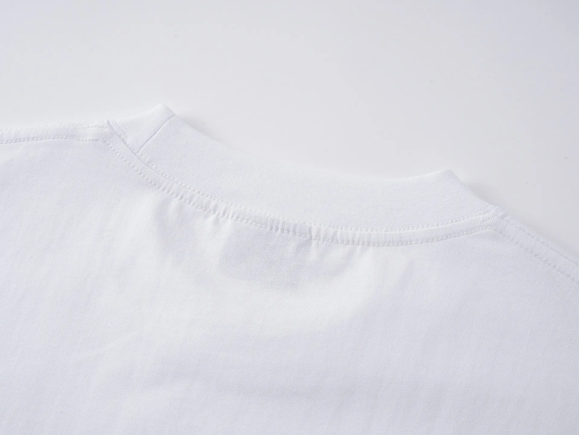 🅿️180 real photos [Top version. Official website quality] BALENCI*GA/Paris #2025 new style washed short-sleeved T-shirt with wheat ear letters LOGO embroidered on the chest, ready-to-wear washed, full of design. Welcome to compare. The fabric is made of Paris ZP custom-woven and dyed cotton double yarn, weight 260 grams, clean cloth surface. Clear texture, soft and comfortable. The threads are dyed with no color difference. The classic letter LOGO is embroidered with imported Tajima embroidery machine. The effect is three-dimensional. Restore the brick cabinet, adopt OS loose shoulder style. Same style for men and women. Code: BL253663 Color: washed black, lake blue, pink, white Size: XS S M L