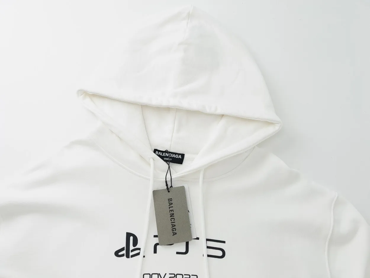 🅿️296 Detailed picture [Top version. Official website quality] BALENCI*GA/Paris. Classic model 22SS #BALENCI*GA / PlayStation co-branded. Ps5 letter geometric pattern printed hooded long-sleeved sweatshirt. Autumn and winter brick cabinet synchronization. The fabric is made of Paris ZP custom-woven and dyed 100% cotton double-yarn large sweater. The net weight is 460 grams. The cloth surface is clean. The cloth pattern is clear, soft and comfortable. The threads are woven and dyed with no color difference. The classic letter pattern is made of precision mesh. Imported environmentally friendly rubber paddle printing, the letters are clear. The effect is three-dimensional, restoring the brick cabinet, and the version adopts the OS loose shoulder style. Same style for men and women Coding: BL238085 Color: Black. White Size: XS S M L