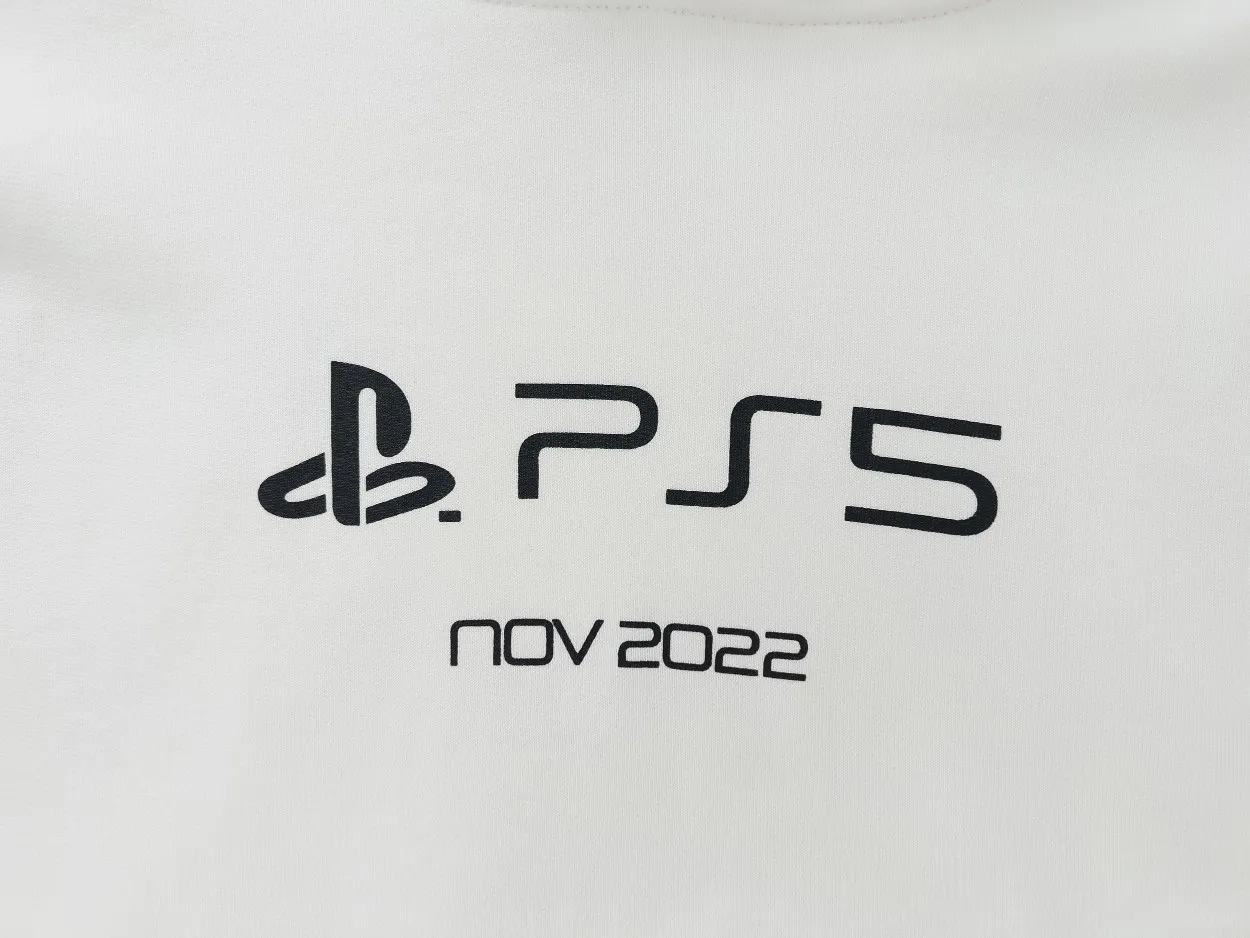 🅿️296 Detailed picture [Top version. Official website quality] BALENCI*GA/Paris. Classic model 22SS #BALENCI*GA / PlayStation co-branded. Ps5 letter geometric pattern printed hooded long-sleeved sweatshirt. Autumn and winter brick cabinet synchronization. The fabric is made of Paris ZP custom-woven and dyed 100% cotton double-yarn large sweater. The net weight is 460 grams. The cloth surface is clean. The cloth pattern is clear, soft and comfortable. The threads are woven and dyed with no color difference. The classic letter pattern is made of precision mesh. Imported environmentally friendly rubber paddle printing, the letters are clear. The effect is three-dimensional, restoring the brick cabinet, and the version adopts the OS loose shoulder style. Same style for men and women Coding: BL238085 Color: Black. White Size: XS S M L