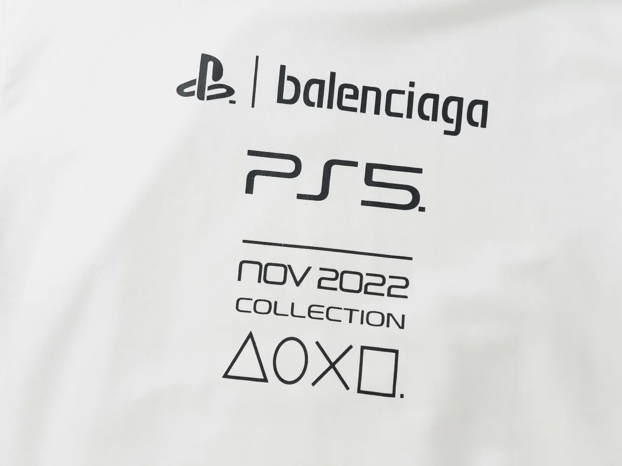 🅿️296 Detailed picture [Top version. Official website quality] BALENCI*GA/Paris. Classic model 22SS #BALENCI*GA / PlayStation co-branded. Ps5 letter geometric pattern printed hooded long-sleeved sweatshirt. Autumn and winter brick cabinet synchronization. The fabric is made of Paris ZP custom-woven and dyed 100% cotton double-yarn large sweater. The net weight is 460 grams. The cloth surface is clean. The cloth pattern is clear, soft and comfortable. The threads are woven and dyed with no color difference. The classic letter pattern is made of precision mesh. Imported environmentally friendly rubber paddle printing, the letters are clear. The effect is three-dimensional, restoring the brick cabinet, and the version adopts the OS loose shoulder style. Same style for men and women Coding: BL238085 Color: Black. White Size: XS S M L