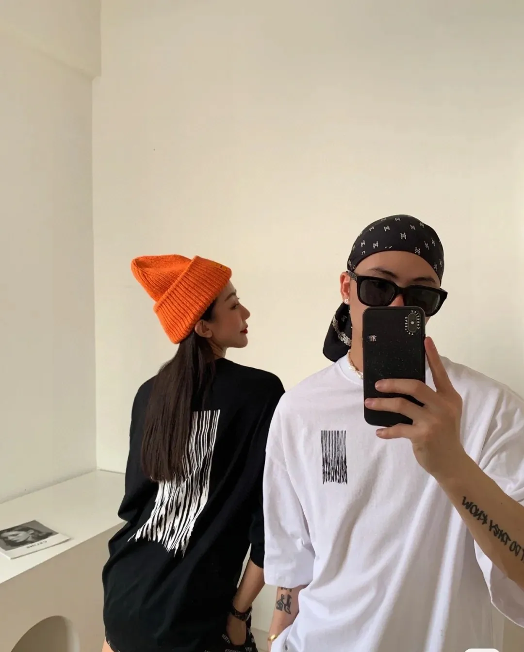 ♻️💯Upper body reference model picture❤️Top tested version★Balenciaga's latest barcode twisted blurred letters couple style pure cotton loose short-sleeved T-shirt. A T-shirt that you love at first sight, barcode letter print. Don't underestimate this style, it is absolutely not easy to restore this print to 100%! The twisted letter gradient goes from dark to light through 6 to the color block. The lightest color is close to the cloth color. It is very difficult to master. If you are not careful or the direct printing machine is uneven, it will cause uneven color and shape printing transition. The upper body is perfect, the same style for men and women, it can be paired with sports pants or jeans 🉑 Selected 32-woven pure cotton double yarn fabric, 280 high gram weight, top-notch workmanship! The details are perfect! Quality absolutely guaranteed! The clothes are well proportioned! The wiring is neat! Original same cylinder thread! High quality printing, simple and classic! Perfect praise! High-quality excipient packaging, complete with three standards! Size: XS-L Color: Gray Black White P:250