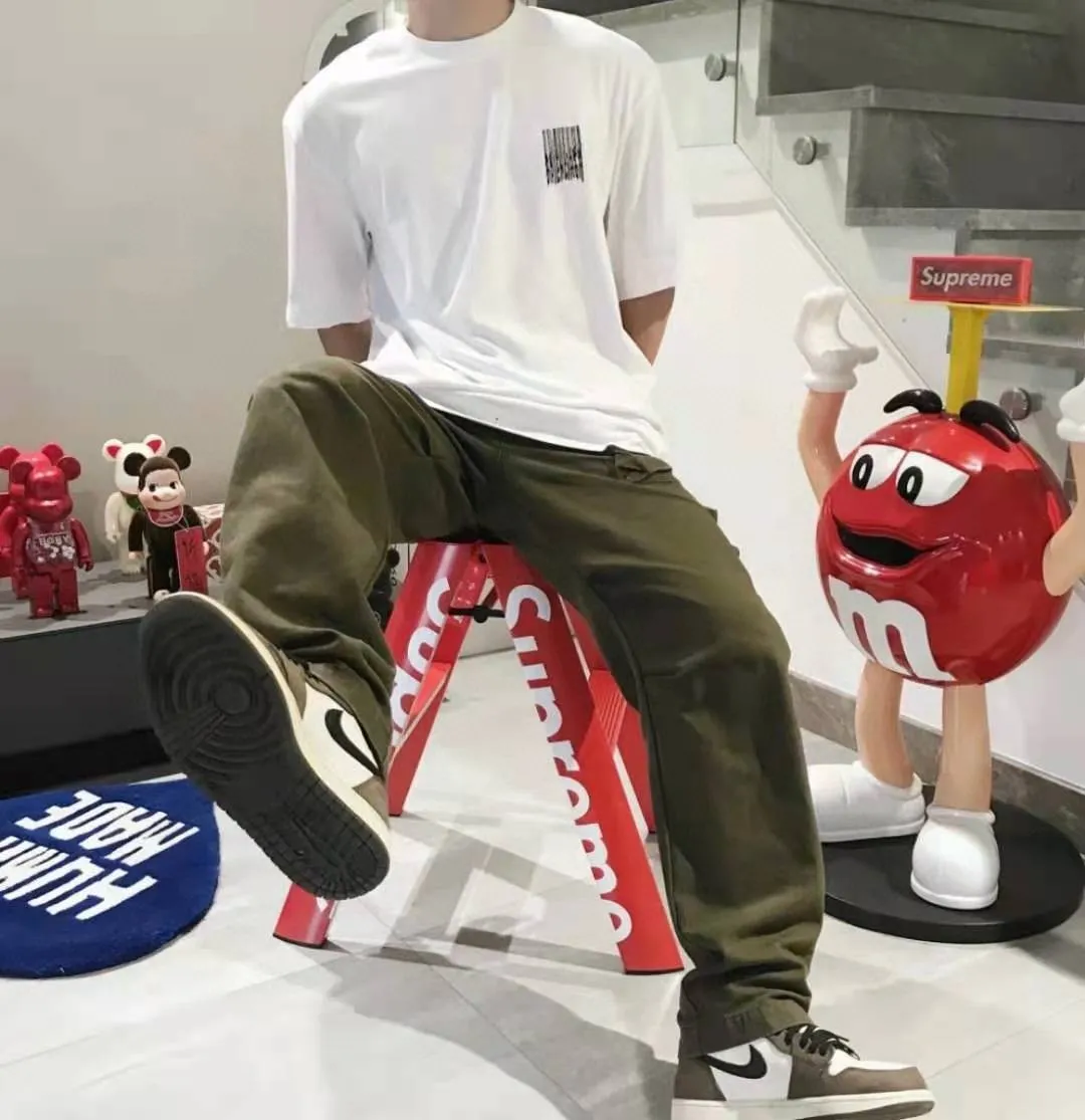 ♻️💯Upper body reference model picture❤️Top tested version★Balenciaga's latest barcode twisted blurred letters couple style pure cotton loose short-sleeved T-shirt. A T-shirt that you love at first sight, barcode letter print. Don't underestimate this style, it is absolutely not easy to restore this print to 100%! The twisted letter gradient goes from dark to light through 6 to the color block. The lightest color is close to the cloth color. It is very difficult to master. If you are not careful or the direct printing machine is uneven, it will cause uneven color and shape printing transition. The upper body is perfect, the same style for men and women, it can be paired with sports pants or jeans 🉑 Selected 32-woven pure cotton double yarn fabric, 280 high gram weight, top-notch workmanship! The details are perfect! Quality absolutely guaranteed! The clothes are well proportioned! The wiring is neat! Original same cylinder thread! High quality printing, simple and classic! Perfect praise! High-quality excipient packaging, complete with three standards! Size: XS-L Color: Gray Black White P:250