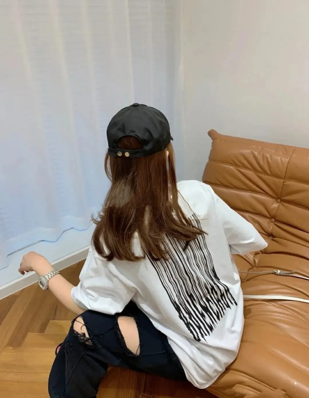 ♻️💯Upper body reference model picture❤️Top tested version★Balenciaga's latest barcode twisted blurred letters couple style pure cotton loose short-sleeved T-shirt. A T-shirt that you love at first sight, barcode letter print. Don't underestimate this style, it is absolutely not easy to restore this print to 100%! The twisted letter gradient goes from dark to light through 6 to the color block. The lightest color is close to the cloth color. It is very difficult to master. If you are not careful or the direct printing machine is uneven, it will cause uneven color and shape printing transition. The upper body is perfect, the same style for men and women, it can be paired with sports pants or jeans 🉑 Selected 32-woven pure cotton double yarn fabric, 280 high gram weight, top-notch workmanship! The details are perfect! Quality absolutely guaranteed! The clothes are well proportioned! The wiring is neat! Original same cylinder thread! High quality printing, simple and classic! Perfect praise! High-quality excipient packaging, complete with three standards! Size: XS-L Color: Gray Black White P:250