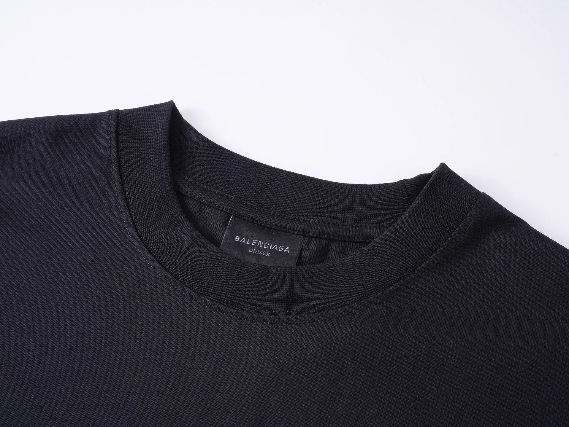 🅿️170 real photos [Top version. Official website quality] BALENCI*GA/Paris. SS25 latest model, Paris co-branded Scholl printed short-sleeved T-shirt. Brick cabinet synchronization. Genuine product developed at the first time, welcome to compare! The fabric is made of Paris ZP custom-woven and dyed cotton double yarn. Weighing 260 grams, the cloth surface is clean. The cloth pattern is clear, soft and comfortable. The threads are dyed with no color difference. The printing uses environmentally friendly imported rubber paddles. The letters are clear and the effect is three-dimensional. The version adopts OS loose shoulder design. Same style for men and women. Code: BL253688 Color: black, yellow Size: XS S M L