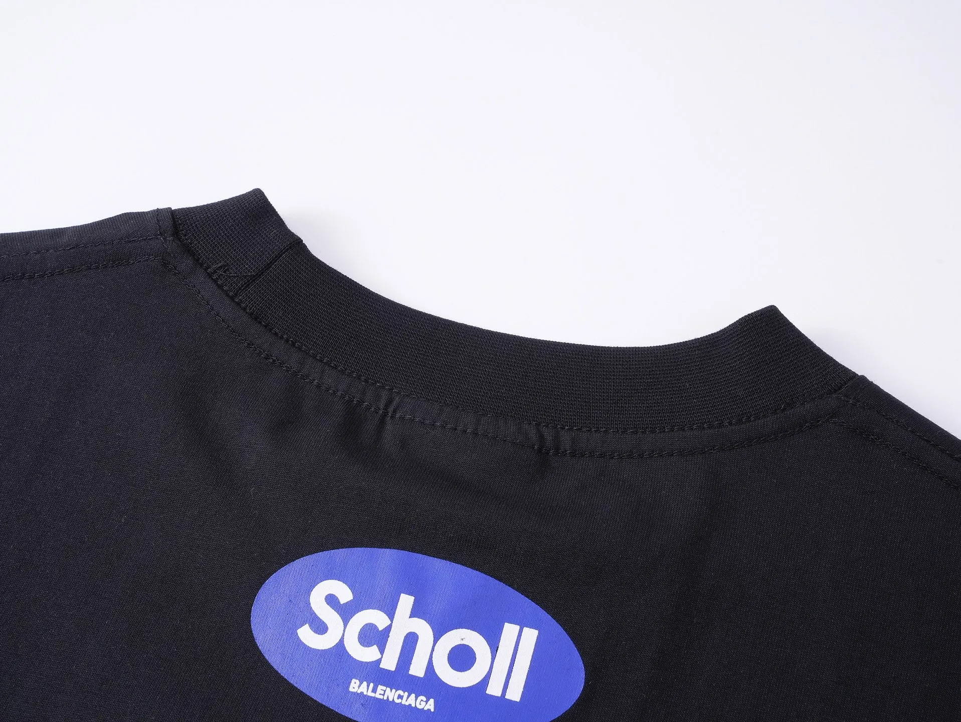 🅿️170 real photos [Top version. Official website quality] BALENCI*GA/Paris. SS25 latest model, Paris co-branded Scholl printed short-sleeved T-shirt. Brick cabinet synchronization. Genuine product developed at the first time, welcome to compare! The fabric is made of Paris ZP custom-woven and dyed cotton double yarn. Weighing 260 grams, the cloth surface is clean. The cloth pattern is clear, soft and comfortable. The threads are dyed with no color difference. The printing uses environmentally friendly imported rubber paddles. The letters are clear and the effect is three-dimensional. The version adopts OS loose shoulder design. Same style for men and women. Code: BL253688 Color: black, yellow Size: XS S M L