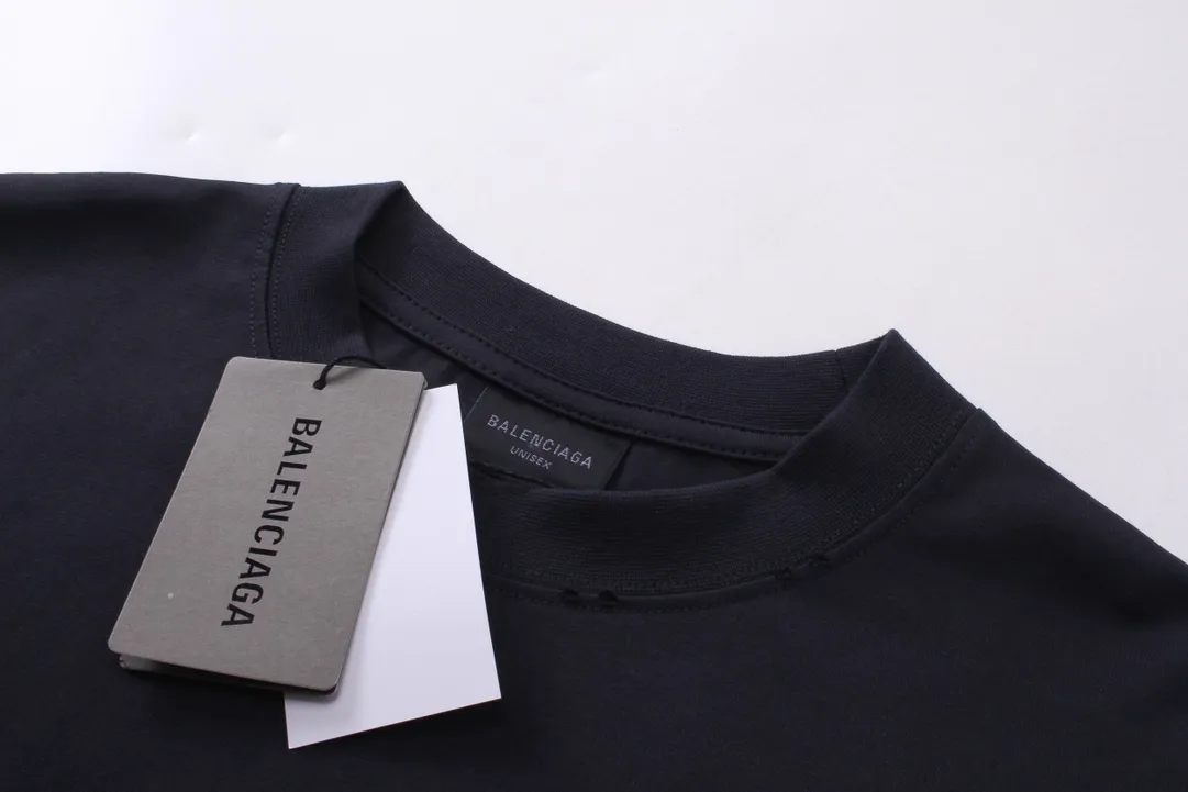🅿️220 real photos [Top version. Official website quality] BALENCI*GA/Paris. 2024 new model. Paris surf pattern letter printing straight split long-sleeved T-shirt, brick cabinet synchronization. Genuine product developed at the first time, happy to print and compare! The fabric is made of Paris ZP custom-woven and dyed cotton double yarn. Weighing 260 grams, the cloth surface is clean. The cloth pattern is clear, soft and comfortable. The threads are dyed with no color difference. The classic LOGO is printed using environmentally friendly imported materials with clear pattern letters and a three-dimensional effect. Restored brick cabinet. Ready-made garments are washed, worn and distressed. Different market currency. Welcome to compare. The version adopts OS loose shoulder style. Same style for men and women. Code: BL225033 Color: gray blue, apricot, size: XS S M L