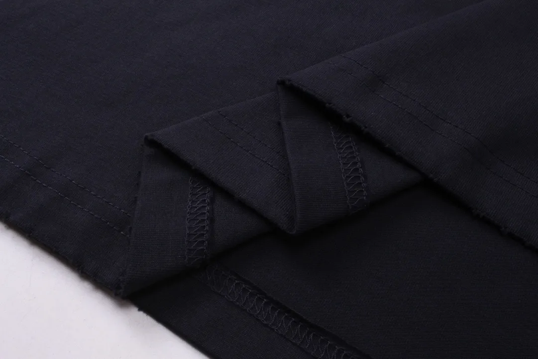 🅿️220 real photos [Top version. Official website quality] BALENCI*GA/Paris. 2024 new model. Paris surf pattern letter printing straight split long-sleeved T-shirt, brick cabinet synchronization. Genuine product developed at the first time, happy to print and compare! The fabric is made of Paris ZP custom-woven and dyed cotton double yarn. Weighing 260 grams, the cloth surface is clean. The cloth pattern is clear, soft and comfortable. The threads are dyed with no color difference. The classic LOGO is printed using environmentally friendly imported materials with clear pattern letters and a three-dimensional effect. Restored brick cabinet. Ready-made garments are washed, worn and distressed. Different market currency. Welcome to compare. The version adopts OS loose shoulder style. Same style for men and women. Code: BL225033 Color: gray blue, apricot, size: XS S M L