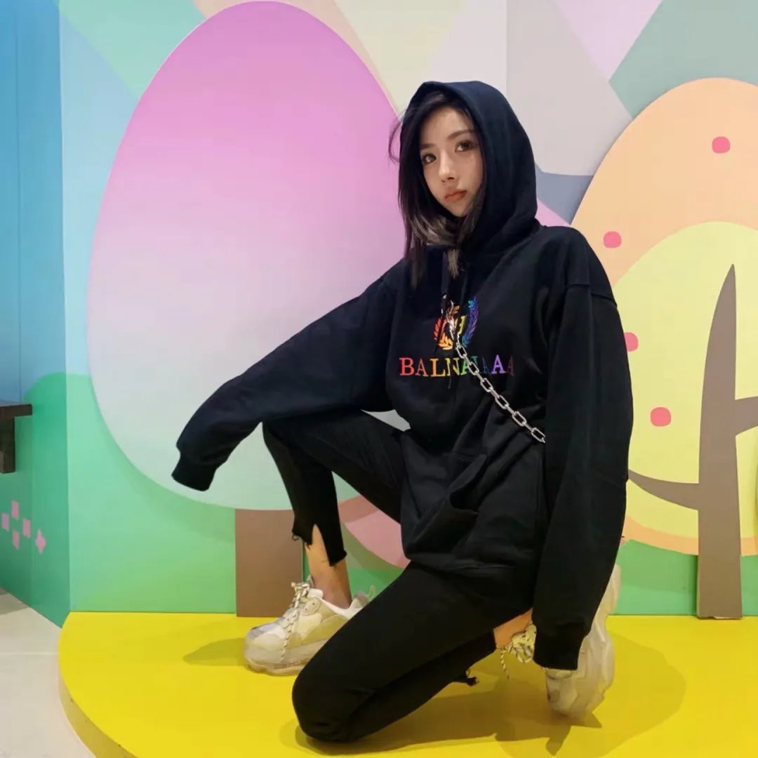 ♻️💯Reference model picture for the upper body❤️Examined Balenciag rainbow🌈 embroidered gradient wheat sweatshirt. The surface is first covered with water-soluble cloth. White cotton yarn is used as the embroidery base, and then digitally printed on the embroidery. The high-density 10,000-needle embroidery blends with the brightness and saturation of the color of the letters. After the washing process, the water-soluble cloth is washed and the rainbow effect is finally presented. The process is very complicated and the scrap rate is as high as 30%. Thread fabric Out of the same vat, there is 0 color difference. It uses 420g clean cloth. The wet weight can reach 480 and is full of thickness. Accessories: butter paper with logo, main wheat, washing water, hangtag. Size: XS-L. Color: black. P:430.