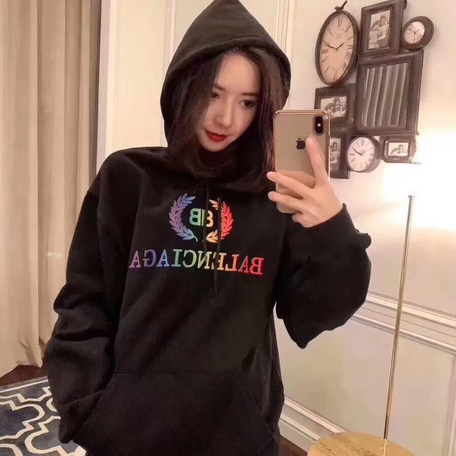 ♻️💯Reference model picture for the upper body❤️Examined Balenciag rainbow🌈 embroidered gradient wheat sweatshirt. The surface is first covered with water-soluble cloth. White cotton yarn is used as the embroidery base, and then digitally printed on the embroidery. The high-density 10,000-needle embroidery blends with the brightness and saturation of the color of the letters. After the washing process, the water-soluble cloth is washed and the rainbow effect is finally presented. The process is very complicated and the scrap rate is as high as 30%. Thread fabric Out of the same vat, there is 0 color difference. It uses 420g clean cloth. The wet weight can reach 480 and is full of thickness. Accessories: butter paper with logo, main wheat, washing water, hangtag. Size: XS-L. Color: black. P:430.