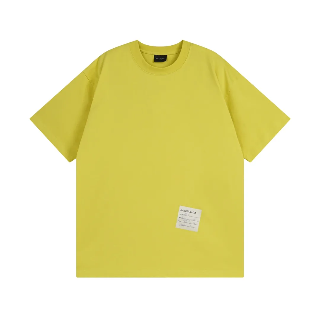 🅿️166 Detailed picture [Top version. Official website quality] BALENCI*GA/Paris. 2024 new style. Short-sleeved T-shirt with sticky notes on the hem. The sticky notes are customized according to Y board quality, and the unique color of the fabric is customized and dyed according to the original product, unlike the ordinary black fabrics on the market. Brick cabinets are synchronized. Genuine products are developed at the first time, and you can print and compare! The fabric is made of Paris ZP custom-woven and dyed cotton double yarn. Weighing 260 grams, the cloth surface is clean. The cloth pattern is clear, soft and comfortable. The threads are dyed with no color difference. The sticky note labels are made of original imported labels and should not turn yellow or fall off. The version adopts OS loose shoulder design. Same style for men and women. Code: BL223356 Color: dark purple, white, yellow. Size: XS to L