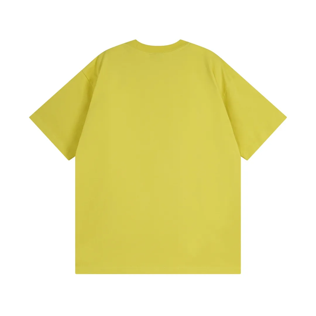 🅿️166 Detailed picture [Top version. Official website quality] BALENCI*GA/Paris. 2024 new style. Short-sleeved T-shirt with sticky notes on the hem. The sticky notes are customized according to Y board quality, and the unique color of the fabric is customized and dyed according to the original product, unlike the ordinary black fabrics on the market. Brick cabinets are synchronized. Genuine products are developed at the first time, and you can print and compare! The fabric is made of Paris ZP custom-woven and dyed cotton double yarn. Weighing 260 grams, the cloth surface is clean. The cloth pattern is clear, soft and comfortable. The threads are dyed with no color difference. The sticky note labels are made of original imported labels and should not turn yellow or fall off. The version adopts OS loose shoulder design. Same style for men and women. Code: BL223356 Color: dark purple, white, yellow. Size: XS to L