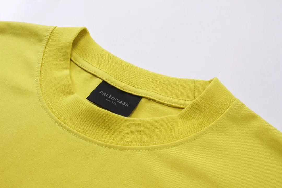 🅿️166 Detailed picture [Top version. Official website quality] BALENCI*GA/Paris. 2024 new style. Short-sleeved T-shirt with sticky notes on the hem. The sticky notes are customized according to Y board quality, and the unique color of the fabric is customized and dyed according to the original product, unlike the ordinary black fabrics on the market. Brick cabinets are synchronized. Genuine products are developed at the first time, and you can print and compare! The fabric is made of Paris ZP custom-woven and dyed cotton double yarn. Weighing 260 grams, the cloth surface is clean. The cloth pattern is clear, soft and comfortable. The threads are dyed with no color difference. The sticky note labels are made of original imported labels and should not turn yellow or fall off. The version adopts OS loose shoulder design. Same style for men and women. Code: BL223356 Color: dark purple, white, yellow. Size: XS to L