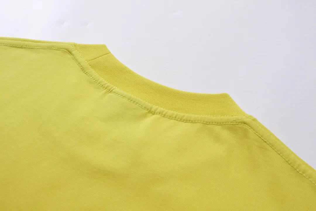 🅿️166 Detailed picture [Top version. Official website quality] BALENCI*GA/Paris. 2024 new style. Short-sleeved T-shirt with sticky notes on the hem. The sticky notes are customized according to Y board quality, and the unique color of the fabric is customized and dyed according to the original product, unlike the ordinary black fabrics on the market. Brick cabinets are synchronized. Genuine products are developed at the first time, and you can print and compare! The fabric is made of Paris ZP custom-woven and dyed cotton double yarn. Weighing 260 grams, the cloth surface is clean. The cloth pattern is clear, soft and comfortable. The threads are dyed with no color difference. The sticky note labels are made of original imported labels and should not turn yellow or fall off. The version adopts OS loose shoulder design. Same style for men and women. Code: BL223356 Color: dark purple, white, yellow. Size: XS to L