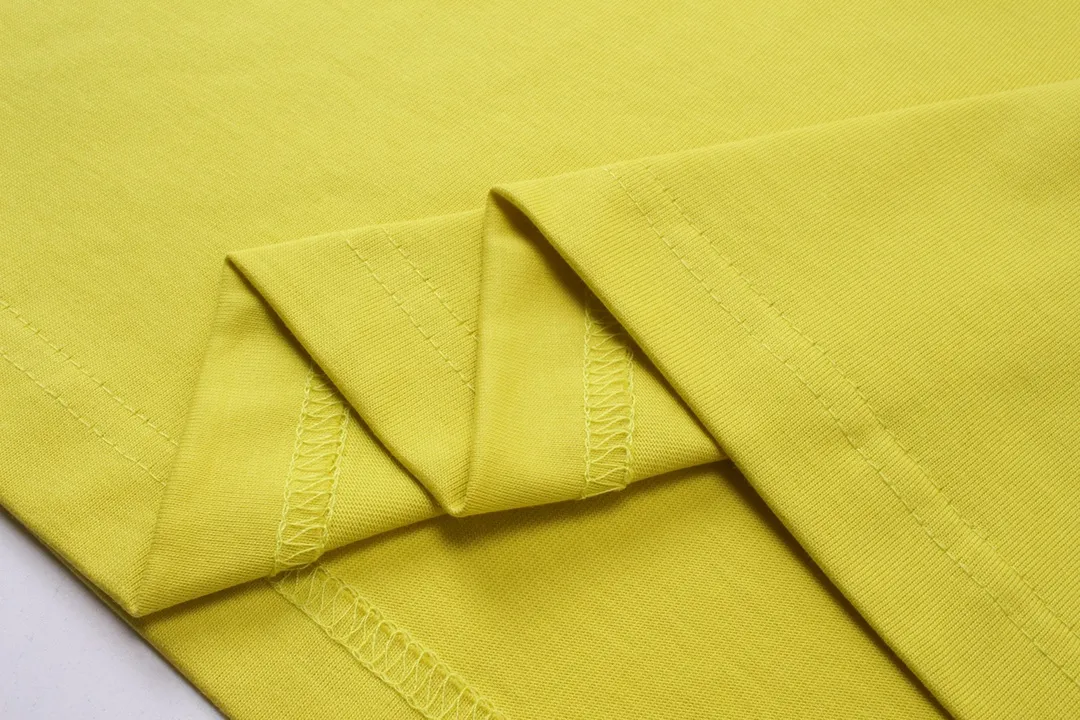 🅿️166 Detailed picture [Top version. Official website quality] BALENCI*GA/Paris. 2024 new style. Short-sleeved T-shirt with sticky notes on the hem. The sticky notes are customized according to Y board quality, and the unique color of the fabric is customized and dyed according to the original product, unlike the ordinary black fabrics on the market. Brick cabinets are synchronized. Genuine products are developed at the first time, and you can print and compare! The fabric is made of Paris ZP custom-woven and dyed cotton double yarn. Weighing 260 grams, the cloth surface is clean. The cloth pattern is clear, soft and comfortable. The threads are dyed with no color difference. The sticky note labels are made of original imported labels and should not turn yellow or fall off. The version adopts OS loose shoulder design. Same style for men and women. Code: BL223356 Color: dark purple, white, yellow. Size: XS to L