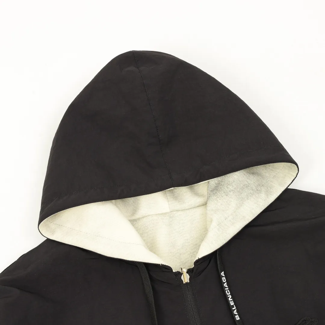 🅿️570 Balenciaga/Balenciaga Spliced Embroidered Washed Double-sided Leather Jacket. It looks so good when worn on both sides. It is equivalent to two pieces of clothing. You will never get tired of wearing it. It is so cool. One side is spliced with technical fabrics and the other side is washed with double stitching. This design is so cool that I have no friends. When I saw this model at the Xia Zichen Paris Fashion Show, I just wanted to put it on and go. It is simple and versatile, and the latest loop sports. icon embroidery - a clean version with a neat body, easy to wear on both sides, and stylish no matter how you wear it. Size: XS-L