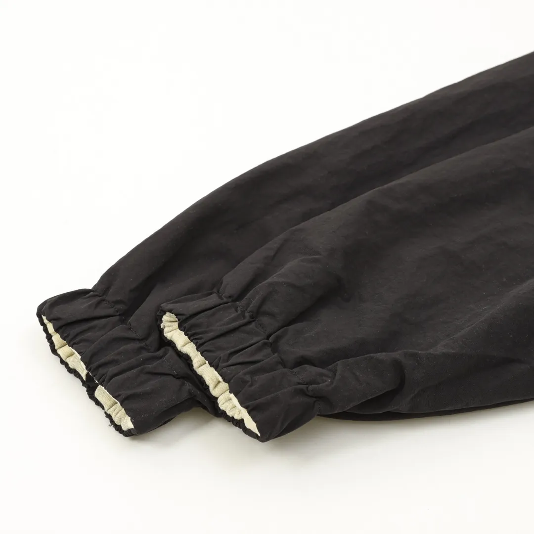 🅿️570 Balenciaga/Balenciaga Spliced Embroidered Washed Double-sided Leather Jacket. It looks so good when worn on both sides. It is equivalent to two pieces of clothing. You will never get tired of wearing it. It is so cool. One side is spliced with technical fabrics and the other side is washed with double stitching. This design is so cool that I have no friends. When I saw this model at the Xia Zichen Paris Fashion Show, I just wanted to put it on and go. It is simple and versatile, and the latest loop sports. icon embroidery - a clean version with a neat body, easy to wear on both sides, and stylish no matter how you wear it. Size: XS-L