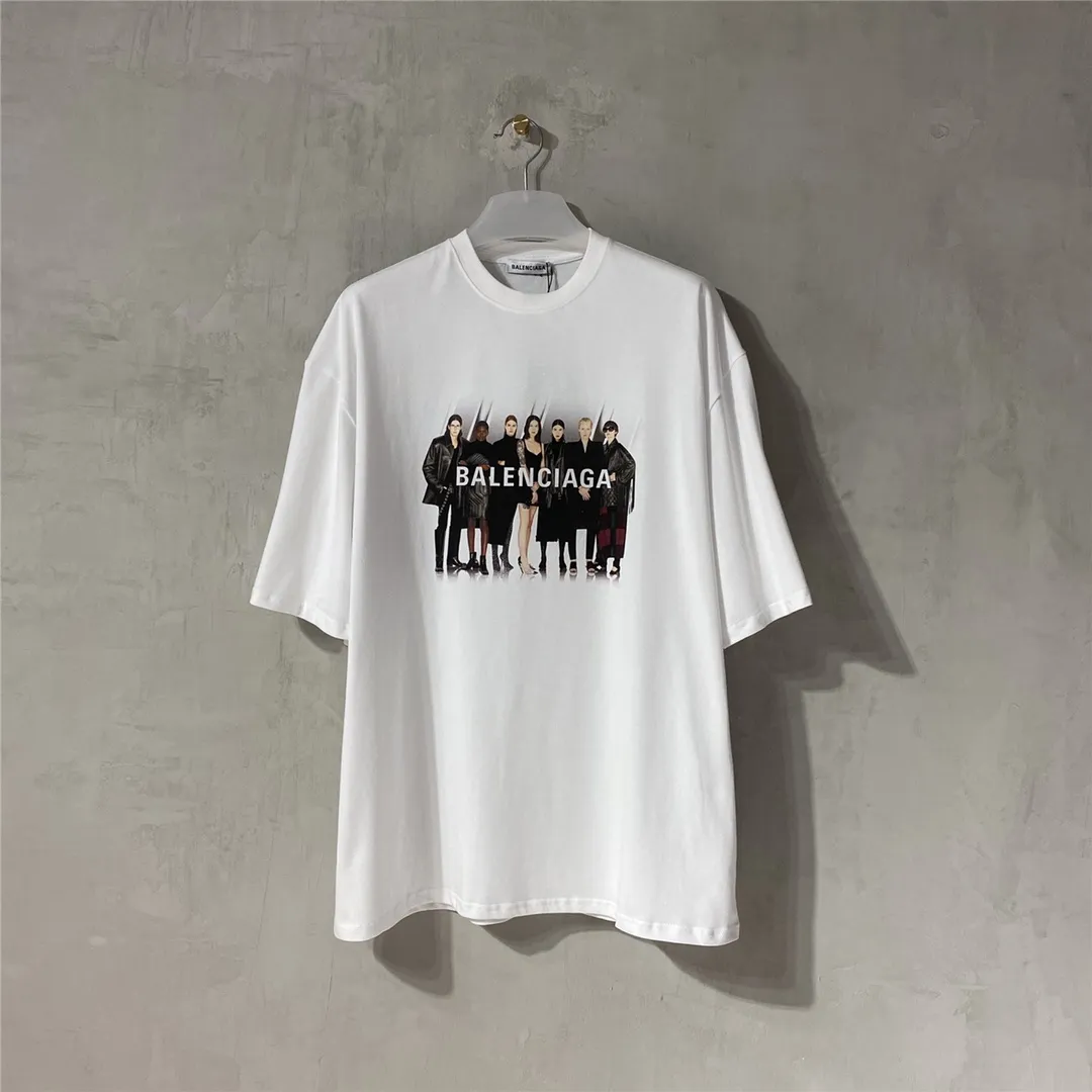 [Top version] BALENCIAGA Paris brick cabinet best-selling model Tiantuan band portrait round neck short sleeve # Original real shot tile detail picture‼ ️ Exclusively custom-woven 280g 32S double-yarn pure cotton. The fabric is comfortable and soft. The large-area portrait pattern on the front adopts imported top anti-Kangli digital direct-injection printing technology (printing can achieve face recognition). Threaded closing. Precision knitting. Double-layer fabric. Good closing effect. The hem is sewn with double threads. OS loose version. Same style for men and women. Size: XS-L Color: White P:250