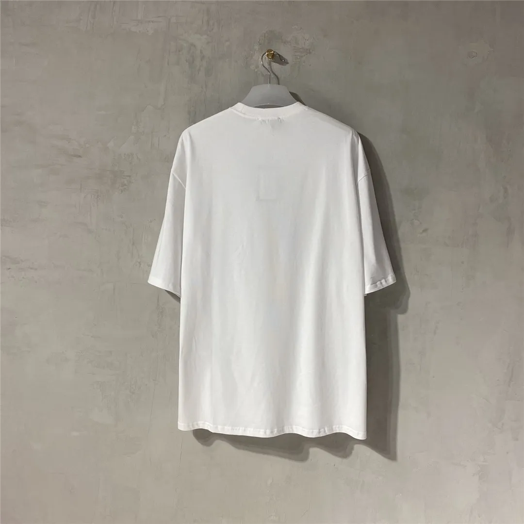 [Top version] BALENCIAGA Paris brick cabinet best-selling model Tiantuan band portrait round neck short sleeve # Original real shot tile detail picture‼ ️ Exclusively custom-woven 280g 32S double-yarn pure cotton. The fabric is comfortable and soft. The large-area portrait pattern on the front adopts imported top anti-Kangli digital direct-injection printing technology (printing can achieve face recognition). Threaded closing. Precision knitting. Double-layer fabric. Good closing effect. The hem is sewn with double threads. OS loose version. Same style for men and women. Size: XS-L Color: White P:250