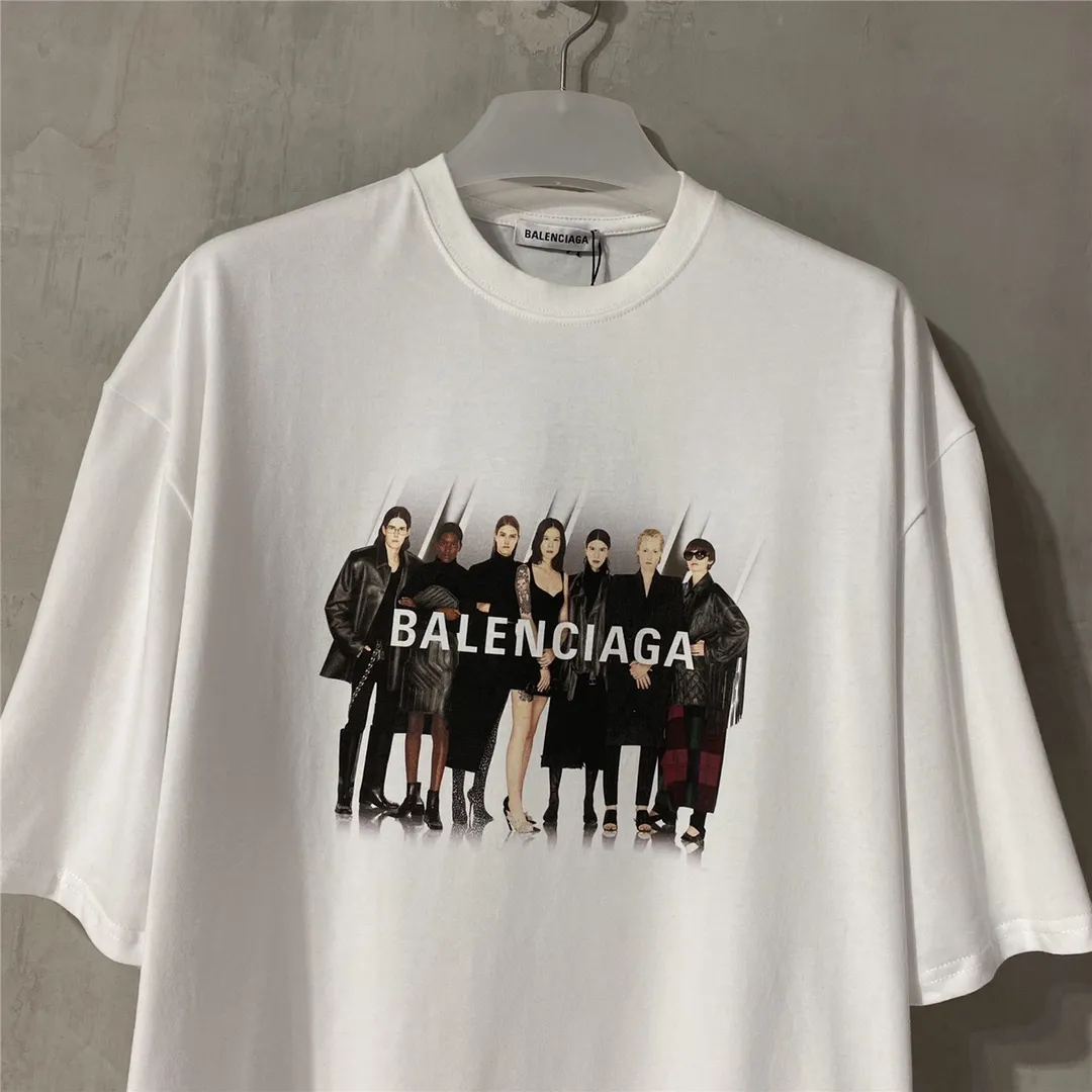 [Top version] BALENCIAGA Paris brick cabinet best-selling model Tiantuan band portrait round neck short sleeve # Original real shot tile detail picture‼ ️ Exclusively custom-woven 280g 32S double-yarn pure cotton. The fabric is comfortable and soft. The large-area portrait pattern on the front adopts imported top anti-Kangli digital direct-injection printing technology (printing can achieve face recognition). Threaded closing. Precision knitting. Double-layer fabric. Good closing effect. The hem is sewn with double threads. OS loose version. Same style for men and women. Size: XS-L Color: White P:250