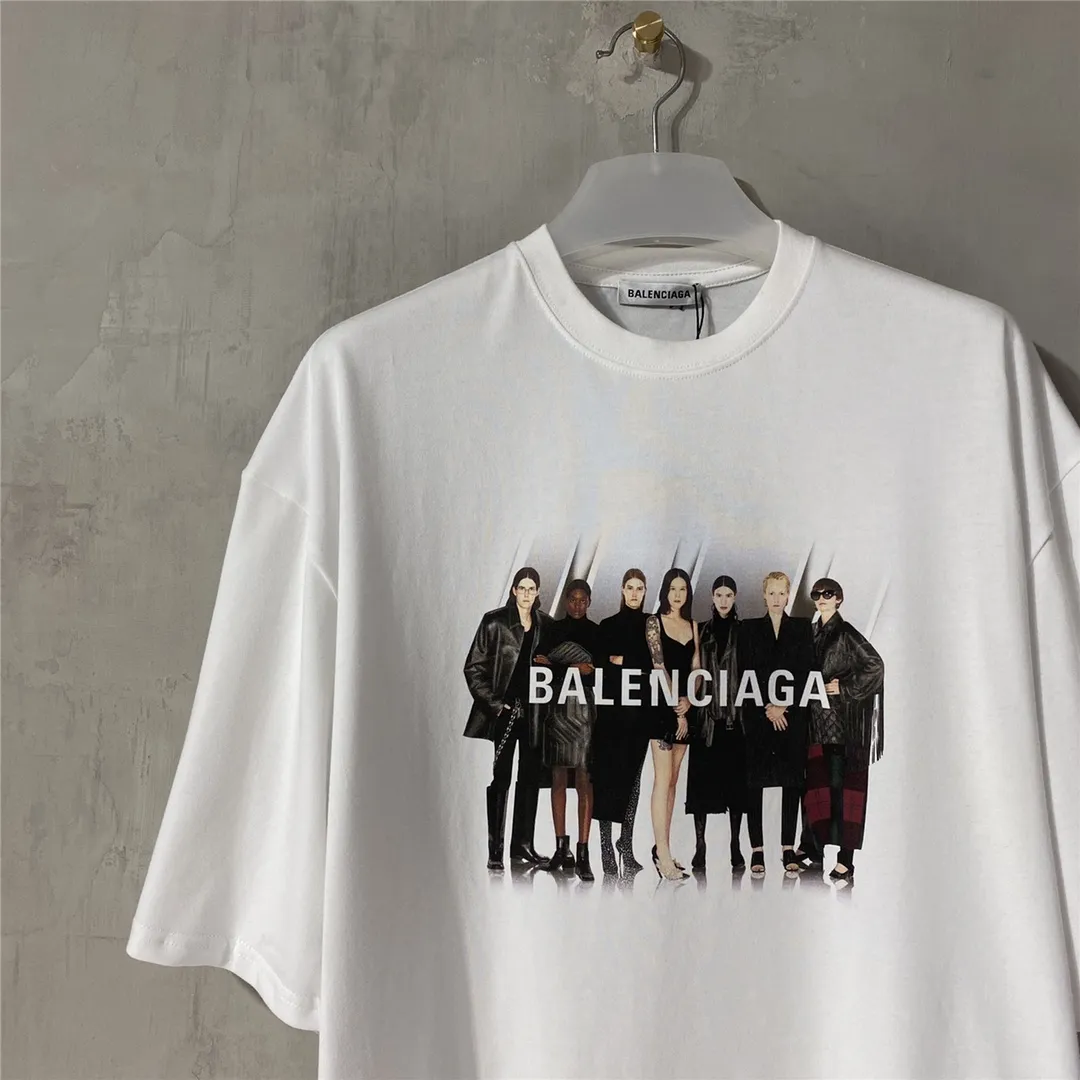 [Top version] BALENCIAGA Paris brick cabinet best-selling model Tiantuan band portrait round neck short sleeve # Original real shot tile detail picture‼ ️ Exclusively custom-woven 280g 32S double-yarn pure cotton. The fabric is comfortable and soft. The large-area portrait pattern on the front adopts imported top anti-Kangli digital direct-injection printing technology (printing can achieve face recognition). Threaded closing. Precision knitting. Double-layer fabric. Good closing effect. The hem is sewn with double threads. OS loose version. Same style for men and women. Size: XS-L Color: White P:250
