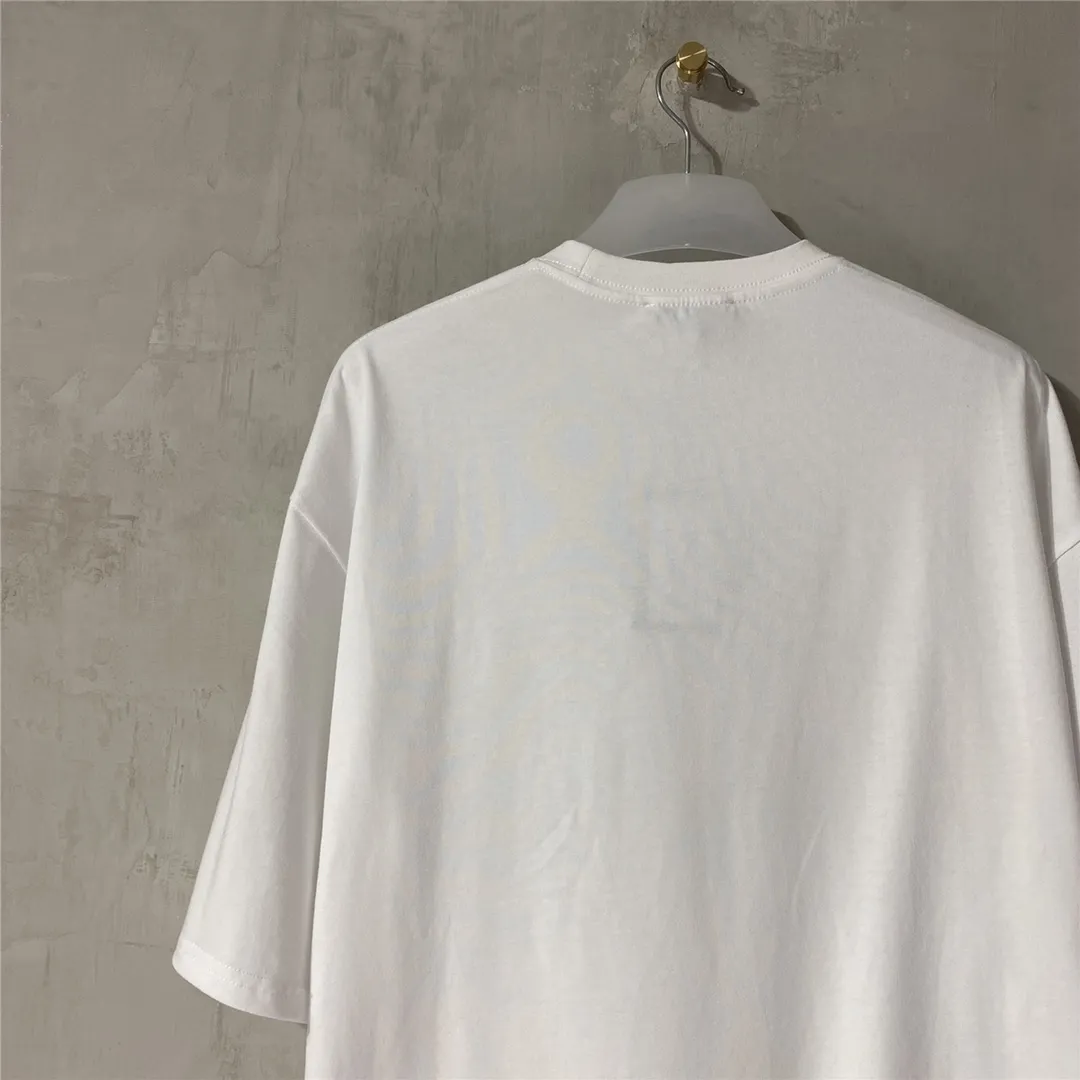 [Top version] BALENCIAGA Paris brick cabinet best-selling model Tiantuan band portrait round neck short sleeve # Original real shot tile detail picture‼ ️ Exclusively custom-woven 280g 32S double-yarn pure cotton. The fabric is comfortable and soft. The large-area portrait pattern on the front adopts imported top anti-Kangli digital direct-injection printing technology (printing can achieve face recognition). Threaded closing. Precision knitting. Double-layer fabric. Good closing effect. The hem is sewn with double threads. OS loose version. Same style for men and women. Size: XS-L Color: White P:250