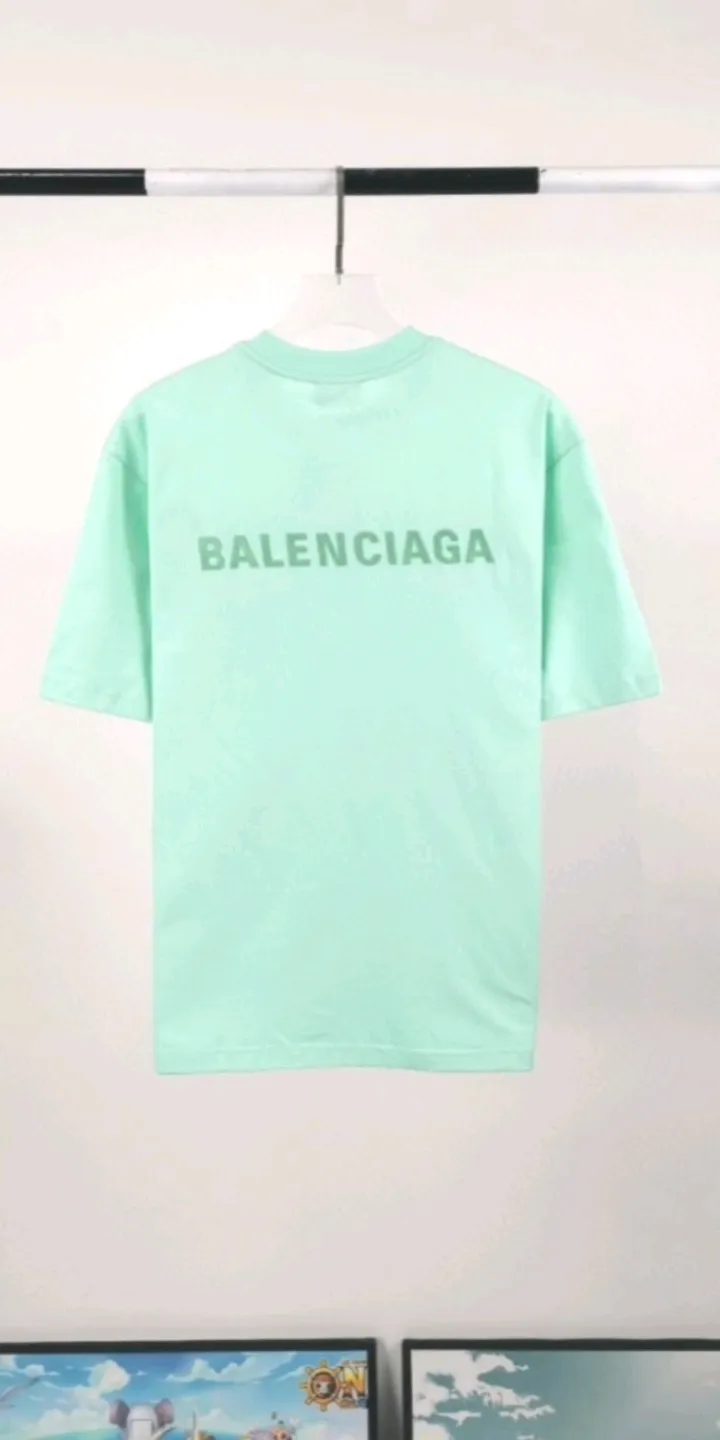 Real shot of the video————The top tested version of BALENCIAGA with large LOGO basic letters on the back, pure cotton loose, same style for male and female couples, high-end embroidered pure cotton short-sleeved T-shirt from the trendy brand. The god of simplicity in Paris, a volume sought after by many stars. Lisa’s favorite basic short-sleeved Paris style, which has a very high appearance rate. Wear alone, paired with jeans, shorts, and sweatpants, it's a versatile style. Xiaohongshu, a hot item on INS, a must-have for Paris fans.  Using Tajima embroidery technology imported from Japan, the printing looks very three-dimensional and full, with no threads. Regardless of the size, the front and back letters can be expressed perfectly! The fabric is made of 32S 260g combed cotton fabric, which is full of drape!  A complete set of customized tags, collar tags, washed, plastic bags, and most importantly, a complete set of bags, tag codes, and codes are all authentic.  Color: Mint Green Size: XS-L