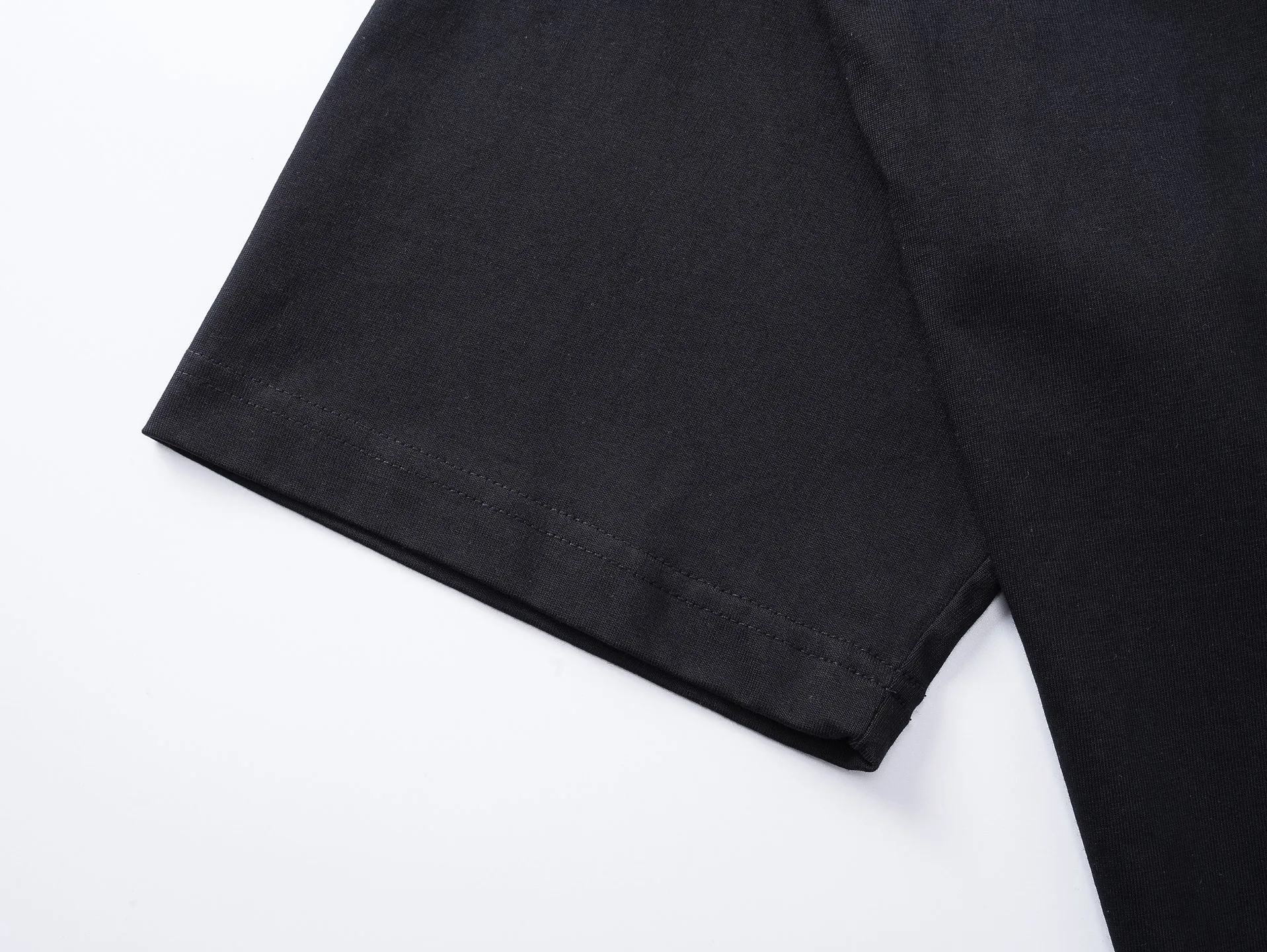 🅿️170 real photos [Top version. Official website quality] BALENCI*GA/Paris #2025 new style short-sleeved T-shirt with letter LOGO embroidered on the chest. The fabric is made of Paris ZP custom-woven and dyed cotton double yarn, with a weight of 260 grams. The cloth surface is clean. The cloth pattern is clear, soft and comfortable. The threads are dyed with no color difference. The classic letter LOGO is embroidered using imported Tajima embroidery machine. The letters are clear and the effect is three-dimensional. Restore the brick cabinet, adopt OS loose shoulder style. Same style for men and women. Code: BL253730 Color: Black Size: XS S M L