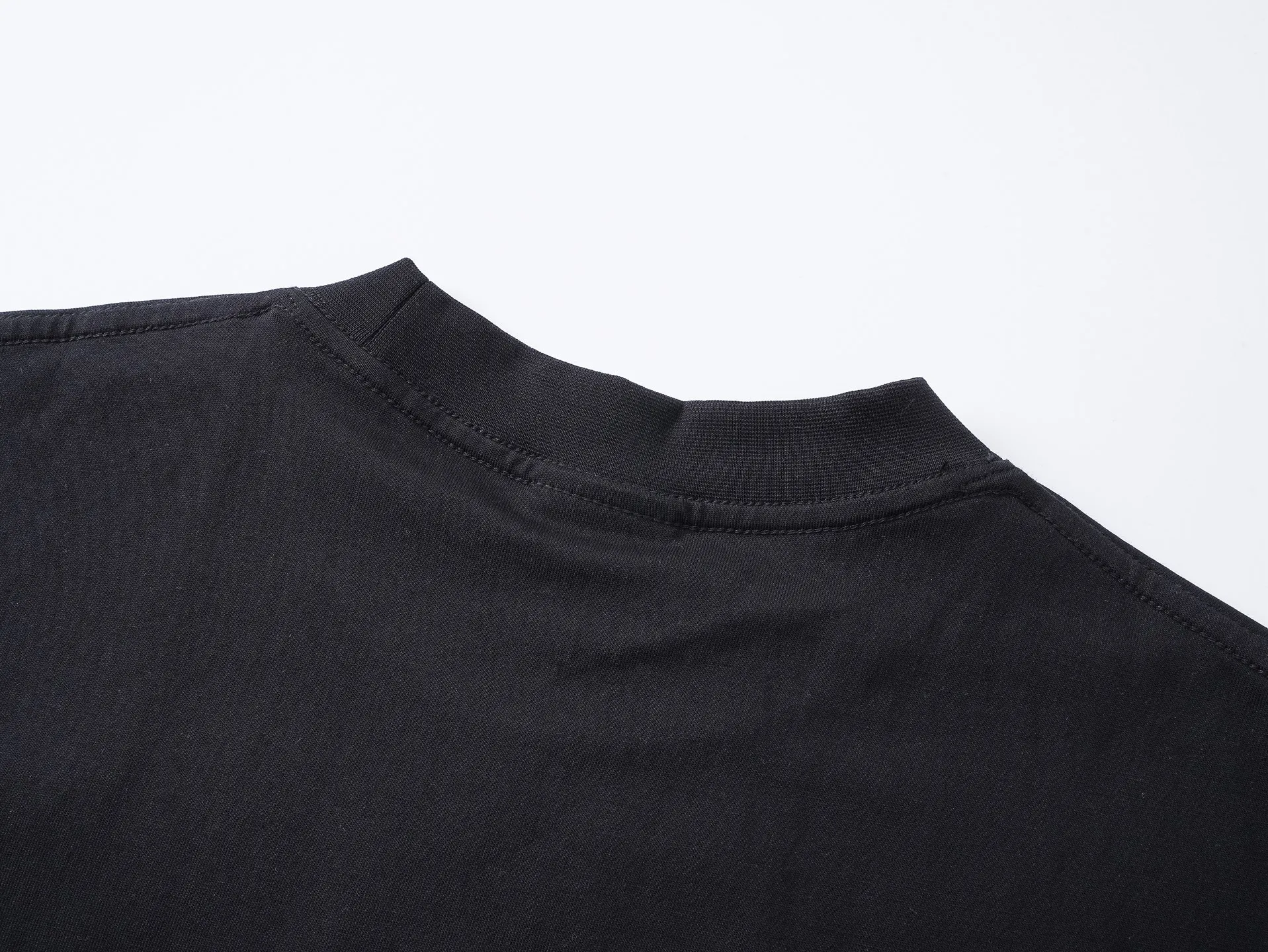 🅿️170 real photos [Top version. Official website quality] BALENCI*GA/Paris #2025 new style short-sleeved T-shirt with letter LOGO embroidered on the chest. The fabric is made of Paris ZP custom-woven and dyed cotton double yarn, with a weight of 260 grams. The cloth surface is clean. The cloth pattern is clear, soft and comfortable. The threads are dyed with no color difference. The classic letter LOGO is embroidered using imported Tajima embroidery machine. The letters are clear and the effect is three-dimensional. Restore the brick cabinet, adopt OS loose shoulder style. Same style for men and women. Code: BL253730 Color: Black Size: XS S M L