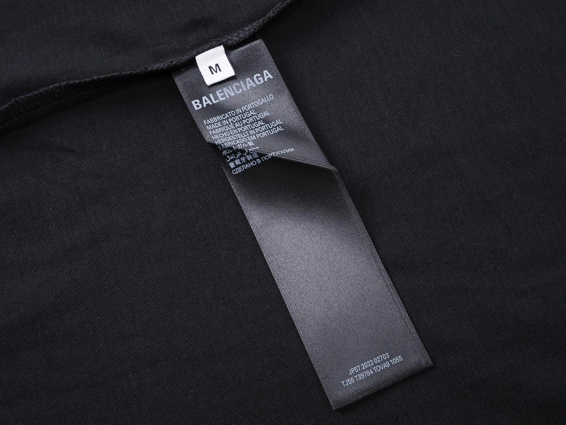 🅿️170 real photos [Top version. Official website quality] BALENCI*GA/Paris #2025 new style short-sleeved T-shirt with letter LOGO embroidered on the chest. The fabric is made of Paris ZP custom-woven and dyed cotton double yarn, with a weight of 260 grams. The cloth surface is clean. The cloth pattern is clear, soft and comfortable. The threads are dyed with no color difference. The classic letter LOGO is embroidered using imported Tajima embroidery machine. The letters are clear and the effect is three-dimensional. Restore the brick cabinet, adopt OS loose shoulder style. Same style for men and women. Code: BL253730 Color: Black Size: XS S M L