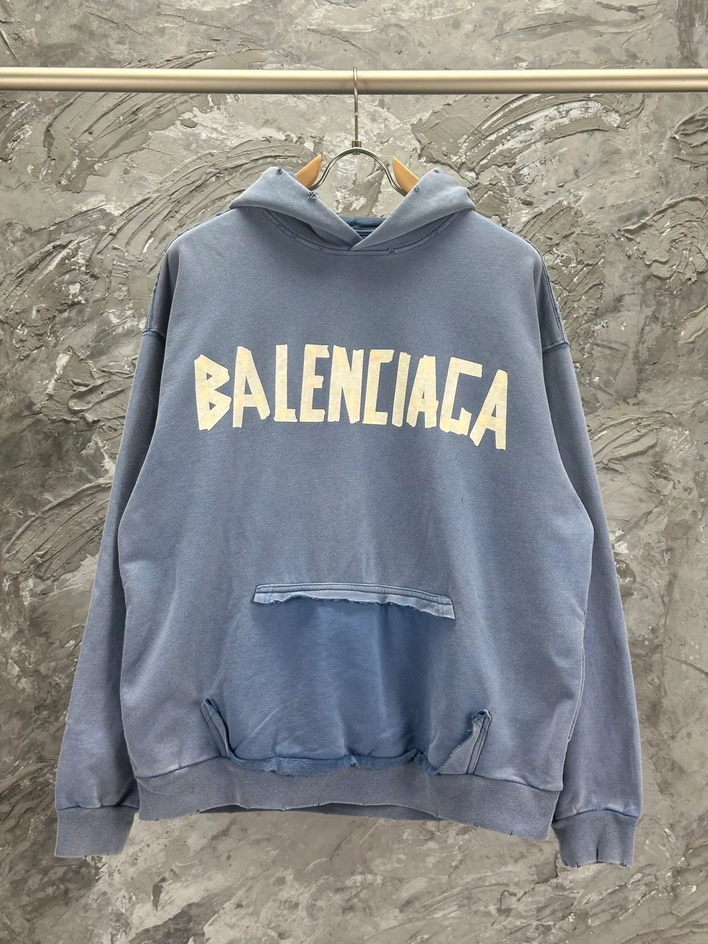 🅿️420 - BALENCI*GA 24ss Paris hot-selling tape hooded sweatshirt. The front and back panels are printed with tape direct printing. Many hand-made grinding. The ready-made clothes are washed and worn. The cloth surface is clean. The cloth pattern is clear, super heavy work. Soft and comfortable. Exclusively pattern-woven and dyed 450g fabric. Threads are dyed in the same vat with zero color difference. Different from the market currency. The version adopts os loose shoulder version. Welcome to compare, same style for men and women. -Color: Iron gray blue, Paris blue, washed black, burgundy, fluorescent yellow, green, khaki -SIZE: XS S M L style number 8912#