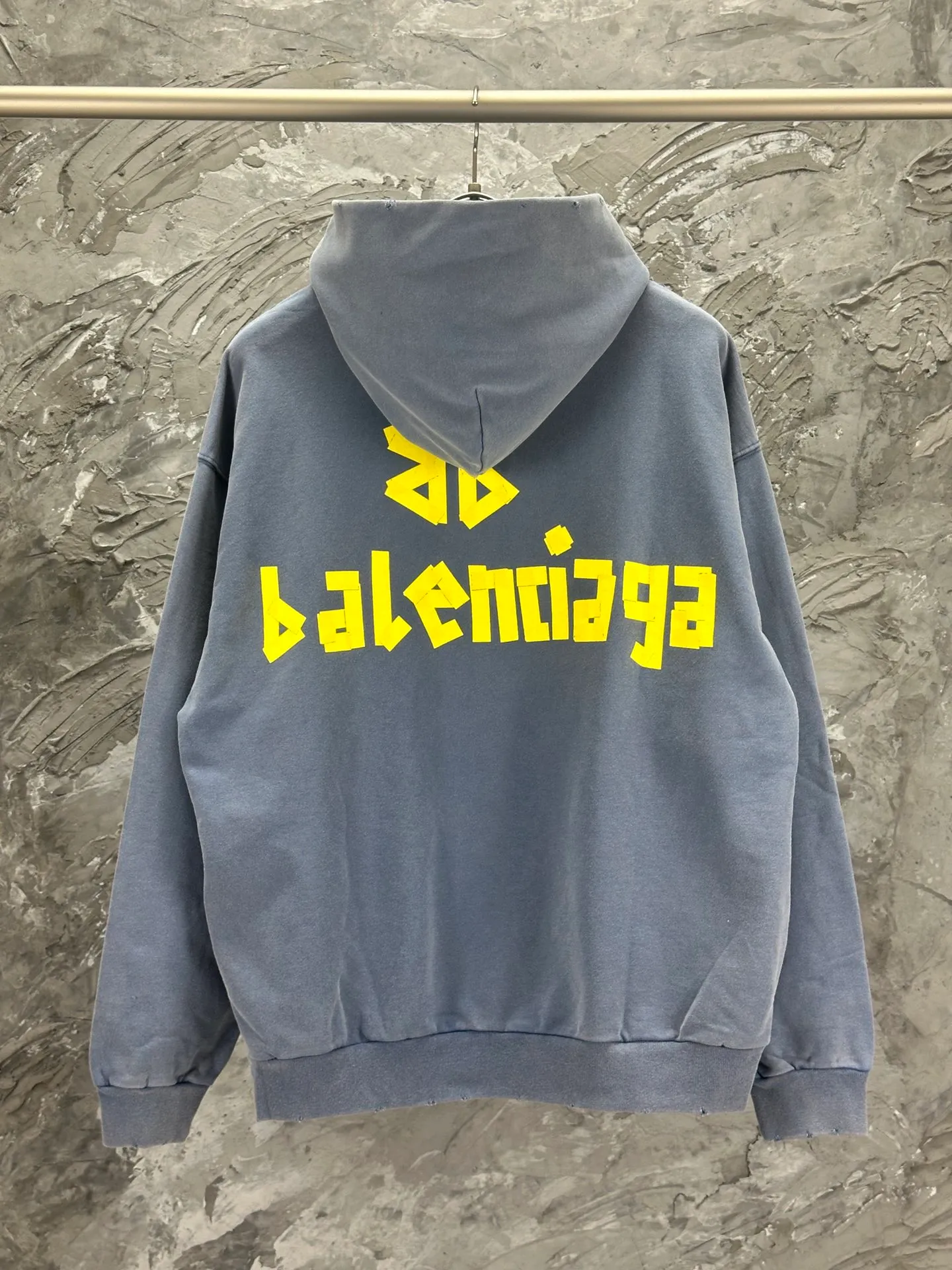 🅿️420 - BALENCI*GA 24ss Paris hot-selling tape hooded sweatshirt. The front and back panels are printed with tape direct printing. Many hand-made grinding. The ready-made clothes are washed and worn. The cloth surface is clean. The cloth pattern is clear, super heavy work. Soft and comfortable. Exclusively pattern-woven and dyed 450g fabric. Threads are dyed in the same vat with zero color difference. Different from the market currency. The version adopts os loose shoulder version. Welcome to compare, same style for men and women. -Color: Iron gray blue, Paris blue, washed black, burgundy, fluorescent yellow, green, khaki -SIZE: XS S M L style number 8912#