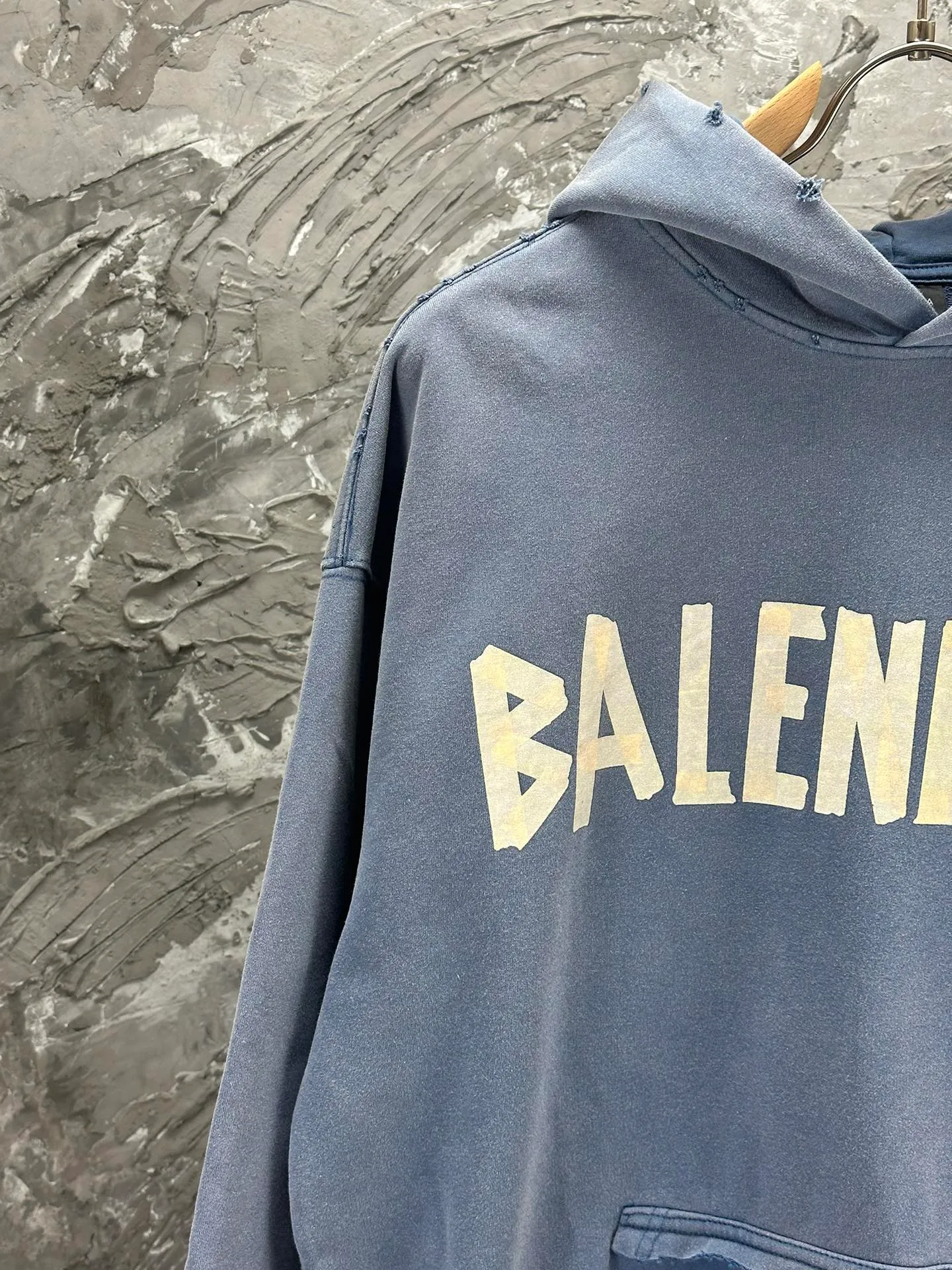 🅿️420 - BALENCI*GA 24ss Paris hot-selling tape hooded sweatshirt. The front and back panels are printed with tape direct printing. Many hand-made grinding. The ready-made clothes are washed and worn. The cloth surface is clean. The cloth pattern is clear, super heavy work. Soft and comfortable. Exclusively pattern-woven and dyed 450g fabric. Threads are dyed in the same vat with zero color difference. Different from the market currency. The version adopts os loose shoulder version. Welcome to compare, same style for men and women. -Color: Iron gray blue, Paris blue, washed black, burgundy, fluorescent yellow, green, khaki -SIZE: XS S M L style number 8912#