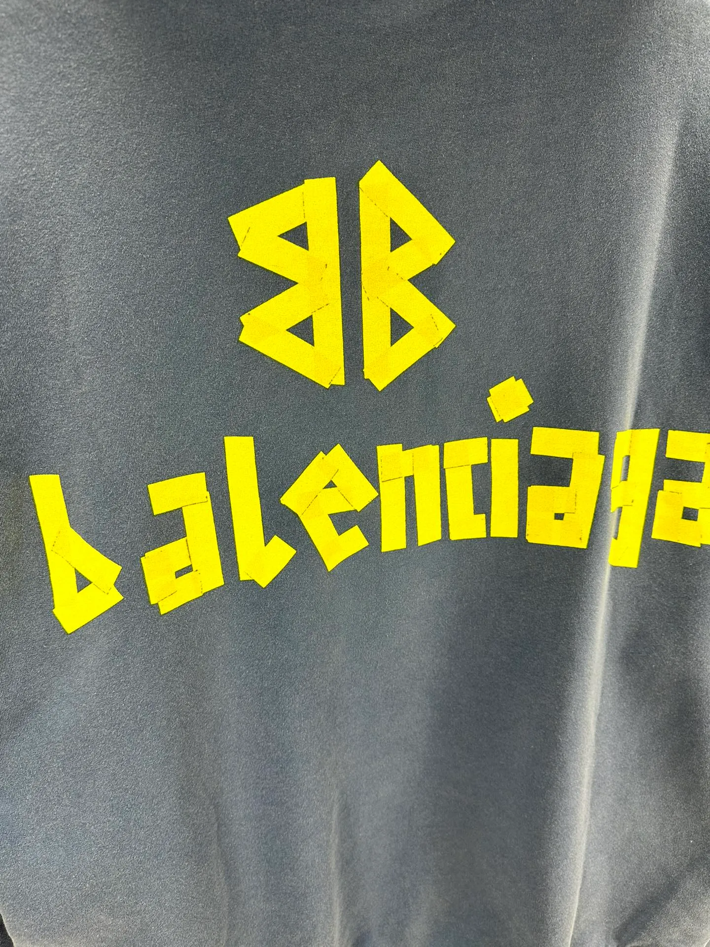 🅿️420 - BALENCI*GA 24ss Paris hot-selling tape hooded sweatshirt. The front and back panels are printed with tape direct printing. Many hand-made grinding. The ready-made clothes are washed and worn. The cloth surface is clean. The cloth pattern is clear, super heavy work. Soft and comfortable. Exclusively pattern-woven and dyed 450g fabric. Threads are dyed in the same vat with zero color difference. Different from the market currency. The version adopts os loose shoulder version. Welcome to compare, same style for men and women. -Color: Iron gray blue, Paris blue, washed black, burgundy, fluorescent yellow, green, khaki -SIZE: XS S M L style number 8912#