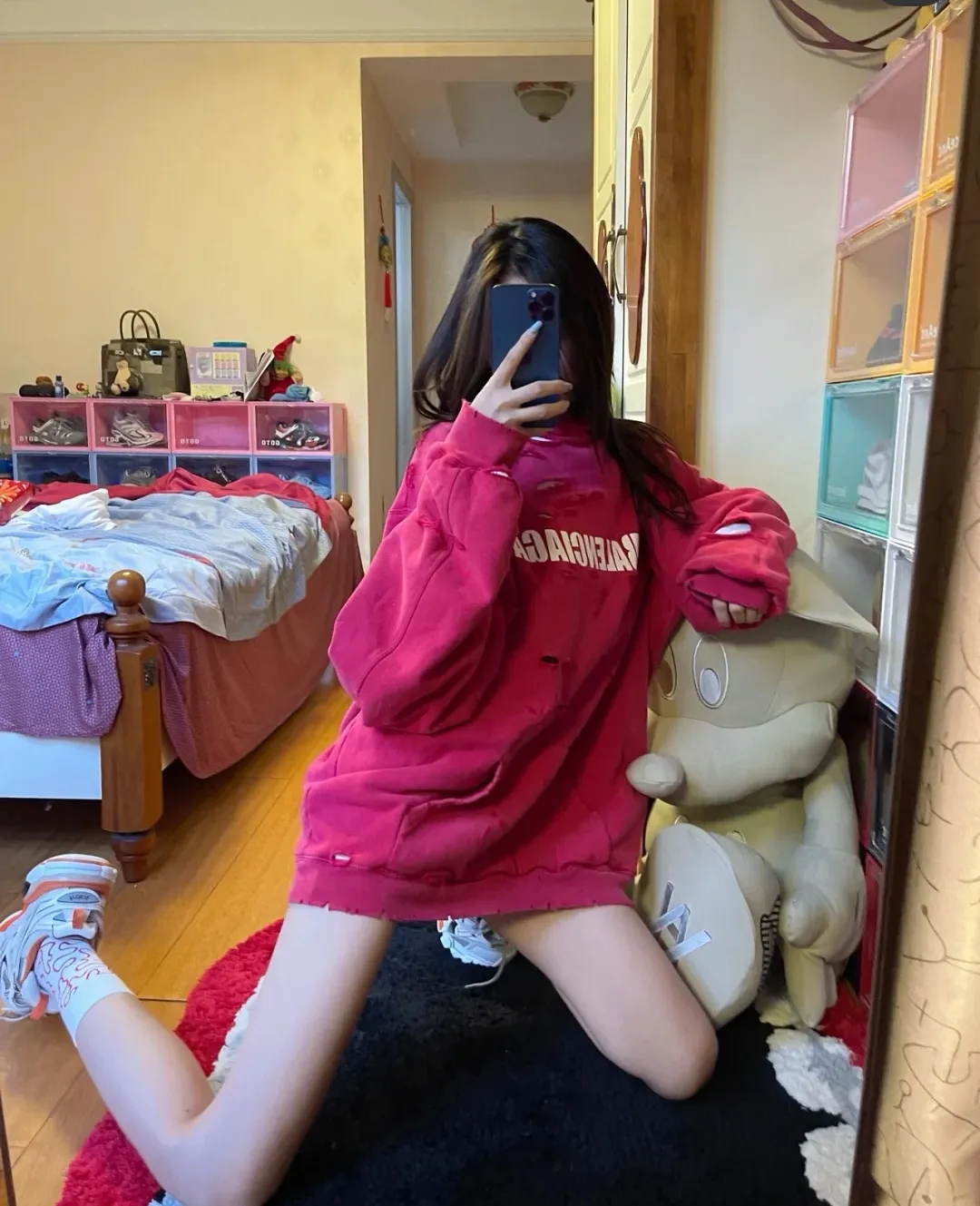 ♻️💯Reference model picture for the upper body❤️The top tested version BALENCIAGA Balenciaga basic cracked sweatshirt and hoodie for male and female couples stars can be said to be the most popular item, and it has been popular on Xiaohongshu, Dewu and other major self-media e-commerce platforms. Heavy industrial craftsmanship tests the skills of lathes and printing techniques. Huge cost! Fabric: The outer fabric is made of 460g pure cotton fish scale terry fabric + the inner liner is 260g combed cotton. The weight of the ready-made garment exceeds 1kg, which can ❗️100%❗️ restore the drape of zp. The cost of fabric is over one hundred yuan. Washing process: After making the garment, the holes are polished by hand, and then washed to make it look old. The process is extremely complicated! There are more than 200 holes in the entire dress. The collar, cuffs, and hem are torn by hand (with pliers) rather than frayed. This is a more important detail.  Thread: dyed in the same vat with no color difference. Printing: made of special cracked material to achieve the ultimate in breathability and aesthetics! Just like the patterns on a turtle’s back, each one is different!  Accessories: Complete set of customized accessories + Sydney paper Size: XS-L (maximum wear: 230 catties) Color: blue black white purple red cyan P: 570