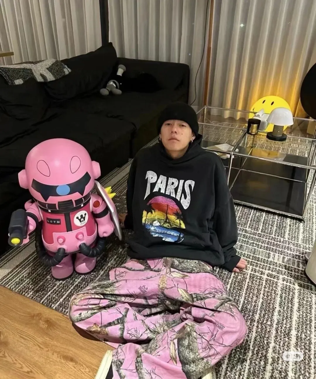 ♻️💯Upper body reference model picture❤️Top version of Balenciaga Hawaii limited print hooded sweatshirt ✅No.1 quality in this market, real ceiling quality ✅All original development drawings pay attention to details to avoid stolen pictures mixed by merchants ✅Correct 450g custom-woven and dyed 100% cotton double yarn compact cotton fabric ✅Imported Conley direct-injection printing color ZP consistent ✅Letter tearing process, clear and firm, no hand feeling ✅Ready-made garments washed and distressed, overweight craftsmanship The color fastness is good and the ZP is consistent. Let me explain why mine is a little more expensive than others. 1. It seems to be a simple printing or embroidery. In fact, it is not simple at all. 10000% imported machine restoration is not just a lip service. You are welcome to compare with peers. 2. Each model is produced by the company. The details of the workmanship and fabrics are consistent with the original ones. There is no color difference between the ones at the counters. It is not scary to reproduce. Who is fake will be embarrassed. It’s not shameful to make a replica, it’s shameful if you can’t buy the correct version if you make a replica.  3. Note that the threaded collars are all original collars of certain countries and regions, with high wrapping. The width of the neckline and cabinets are accurate to the millimeter. Thick necklines are not easy to deform. The collars of high-end products are all restored cabinets. They are different from the big collars in the world. Ordinary garbage short-sleeves are printed with a print. The clavicle of the upper body is exposed. Please be patient. Customers who have bought genuine products or have seen genuine products will come back to place orders again. This is quality. This is quality. 4. Different styles of washed wheat main wheat, including imported wheat, have different colors and codes. Really restore the counter. As we all know, Balenciaga's collar labels in each quarter have different English or different colors. This distinguishes fast food from the world's same-colored main wheat washed wheat. 5. Pay attention to the workmanship. The stitching at the neckline has no folds, smooth and natural without overlapping lines, and truly restores this. This is something that many people cannot do. 6. The fabric is made of 450g Paris-specific double yarn. No one can make better fabrics than my family. There's really no way to compare it with the ordinary version on the market. Respect it. It's genuine and costs thousands of dollars anyway. Don't go wrong with the quality of street stall products. 7. The workmanship is fully restored and the packaging is fully restored. The cost is huge. 8. I guarantee here that this is the highest quality you can find. P: 490 Size: XS-S-M-L (The correct version is very large)
