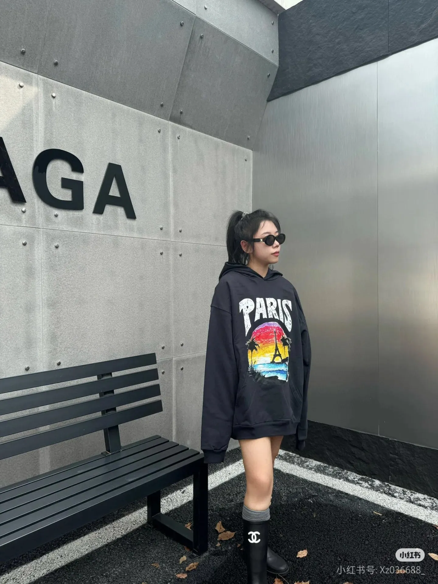 ♻️💯Upper body reference model picture❤️Top version of Balenciaga Hawaii limited print hooded sweatshirt ✅No.1 quality in this market, real ceiling quality ✅All original development drawings pay attention to details to avoid stolen pictures mixed by merchants ✅Correct 450g custom-woven and dyed 100% cotton double yarn compact cotton fabric ✅Imported Conley direct-injection printing color ZP consistent ✅Letter tearing process, clear and firm, no hand feeling ✅Ready-made garments washed and distressed, overweight craftsmanship The color fastness is good and the ZP is consistent. Let me explain why mine is a little more expensive than others. 1. It seems to be a simple printing or embroidery. In fact, it is not simple at all. 10000% imported machine restoration is not just a lip service. You are welcome to compare with peers. 2. Each model is produced by the company. The details of the workmanship and fabrics are consistent with the original ones. There is no color difference between the ones at the counters. It is not scary to reproduce. Who is fake will be embarrassed. It’s not shameful to make a replica, it’s shameful if you can’t buy the correct version if you make a replica.  3. Note that the threaded collars are all original collars of certain countries and regions, with high wrapping. The width of the neckline and cabinets are accurate to the millimeter. Thick necklines are not easy to deform. The collars of high-end products are all restored cabinets. They are different from the big collars in the world. Ordinary garbage short-sleeves are printed with a print. The clavicle of the upper body is exposed. Please be patient. Customers who have bought genuine products or have seen genuine products will come back to place orders again. This is quality. This is quality. 4. Different styles of washed wheat main wheat, including imported wheat, have different colors and codes. Really restore the counter. As we all know, Balenciaga's collar labels in each quarter have different English or different colors. This distinguishes fast food from the world's same-colored main wheat washed wheat. 5. Pay attention to the workmanship. The stitching at the neckline has no folds, smooth and natural without overlapping lines, and truly restores this. This is something that many people cannot do. 6. The fabric is made of 450g Paris-specific double yarn. No one can make better fabrics than my family. There's really no way to compare it with the ordinary version on the market. Respect it. It's genuine and costs thousands of dollars anyway. Don't go wrong with the quality of street stall products. 7. The workmanship is fully restored and the packaging is fully restored. The cost is huge. 8. I guarantee here that this is the highest quality you can find. P: 490 Size: XS-S-M-L (The correct version is very large)