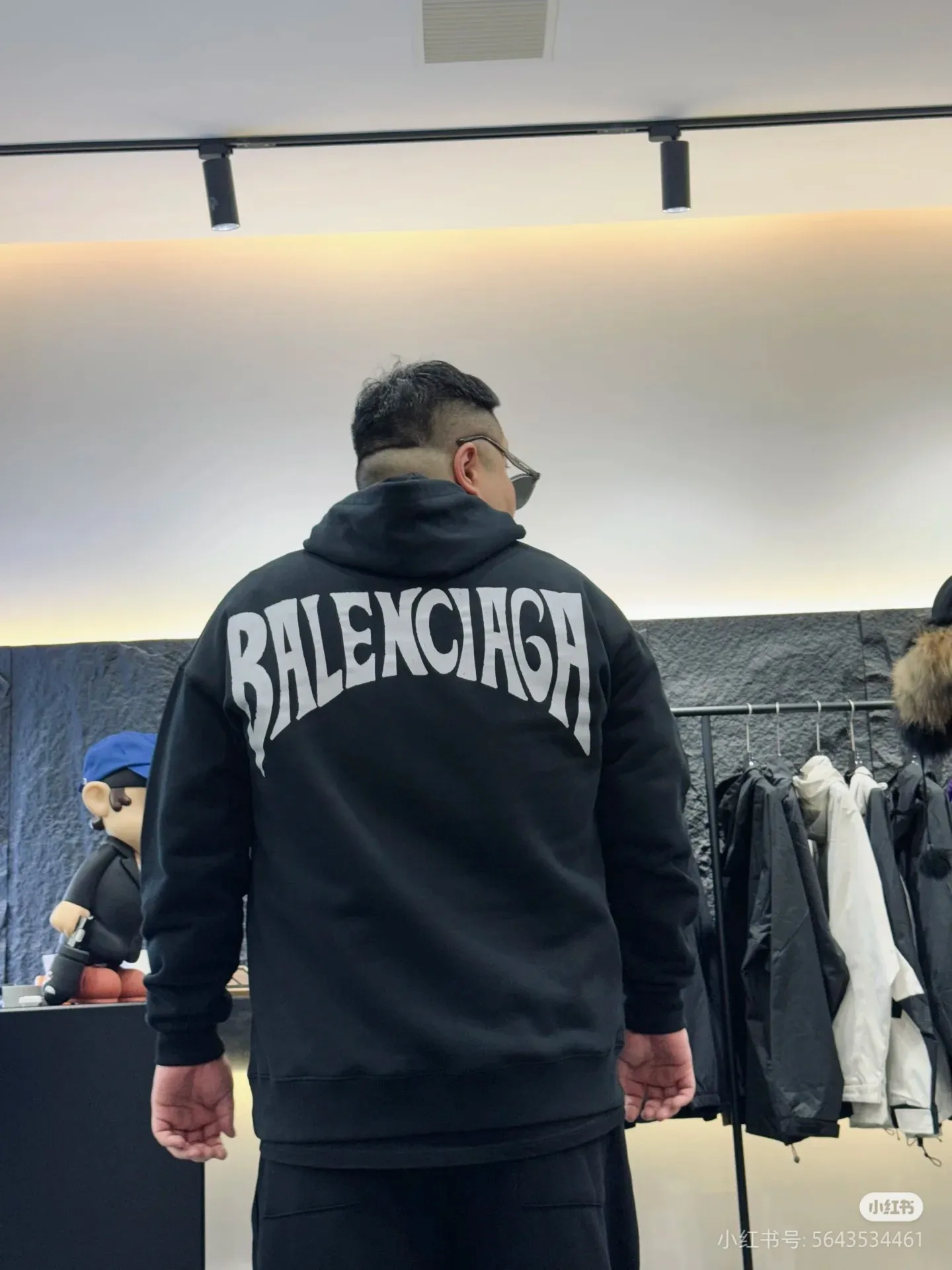 ♻️💯Upper body reference model picture❤️Top version of Balenciaga Hawaii limited print hooded sweatshirt ✅No.1 quality in this market, real ceiling quality ✅All original development drawings pay attention to details to avoid stolen pictures mixed by merchants ✅Correct 450g custom-woven and dyed 100% cotton double yarn compact cotton fabric ✅Imported Conley direct-injection printing color ZP consistent ✅Letter tearing process, clear and firm, no hand feeling ✅Ready-made garments washed and distressed, overweight craftsmanship The color fastness is good and the ZP is consistent. Let me explain why mine is a little more expensive than others. 1. It seems to be a simple printing or embroidery. In fact, it is not simple at all. 10000% imported machine restoration is not just a lip service. You are welcome to compare with peers. 2. Each model is produced by the company. The details of the workmanship and fabrics are consistent with the original ones. There is no color difference between the ones at the counters. It is not scary to reproduce. Who is fake will be embarrassed. It’s not shameful to make a replica, it’s shameful if you can’t buy the correct version if you make a replica.  3. Note that the threaded collars are all original collars of certain countries and regions, with high wrapping. The width of the neckline and cabinets are accurate to the millimeter. Thick necklines are not easy to deform. The collars of high-end products are all restored cabinets. They are different from the big collars in the world. Ordinary garbage short-sleeves are printed with a print. The clavicle of the upper body is exposed. Please be patient. Customers who have bought genuine products or have seen genuine products will come back to place orders again. This is quality. This is quality. 4. Different styles of washed wheat main wheat, including imported wheat, have different colors and codes. Really restore the counter. As we all know, Balenciaga's collar labels in each quarter have different English or different colors. This distinguishes fast food from the world's same-colored main wheat washed wheat. 5. Pay attention to the workmanship. The stitching at the neckline has no folds, smooth and natural without overlapping lines, and truly restores this. This is something that many people cannot do. 6. The fabric is made of 450g Paris-specific double yarn. No one can make better fabrics than my family. There's really no way to compare it with the ordinary version on the market. Respect it. It's genuine and costs thousands of dollars anyway. Don't go wrong with the quality of street stall products. 7. The workmanship is fully restored and the packaging is fully restored. The cost is huge. 8. I guarantee here that this is the highest quality you can find. P: 490 Size: XS-S-M-L (The correct version is very large)