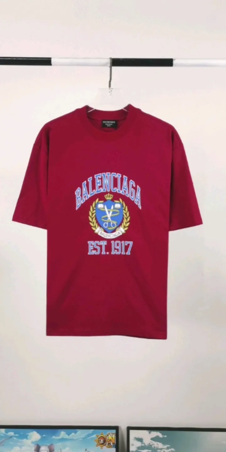 Real shot of the video————The top tested version of Balenciaga logo printed EST 1917 knitted T-shirt 2022 new spring and summer short sleeves for men and women couples. The process adopts Kangli printing cracking effect. This crack is not a line pattern, but a three-dimensional burst pattern. How many versions on the market are based on pictures? Just make pictures, not craftsmanship? Without a version, it would be impossible to create the original flavor, and it would be almost pointless to brag! The front panel printing glue bursting effect uses imported transparent slurry to scrape the bottom to make the printing bursting feel uniform. (PS: If this process is missing, the printing will easily fall off in large areas after cracking) The fabric is made of 24S 260g pure cotton double yarn fabric, which is full of drape, sweat-absorbent and breathable. Color: Black White Size: XS-L P:250