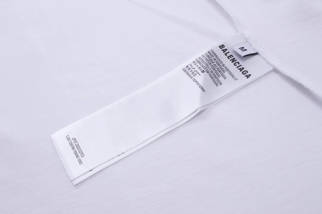 🅿️166 Detailed picture [Top version. Official website quality] BALENCI*GA/Paris. 2024 new style. Short-sleeved T-shirt with sticky notes on the hem. The sticky notes are customized according to Y board quality, and the unique color of the fabric is customized and dyed according to the original product, unlike the ordinary black fabrics on the market. Brick cabinets are synchronized. Genuine products are developed at the first time, and you can print and compare! The fabric is made of Paris ZP custom-woven and dyed cotton double yarn. Weighing 260 grams, the cloth surface is clean. The cloth pattern is clear, soft and comfortable. The threads are dyed with no color difference. The sticky note labels are made of original imported labels and should not turn yellow or fall off. The version adopts OS loose shoulder design. Same style for men and women. Code: BL223356 Color: dark purple, white, yellow. Size: XS to L