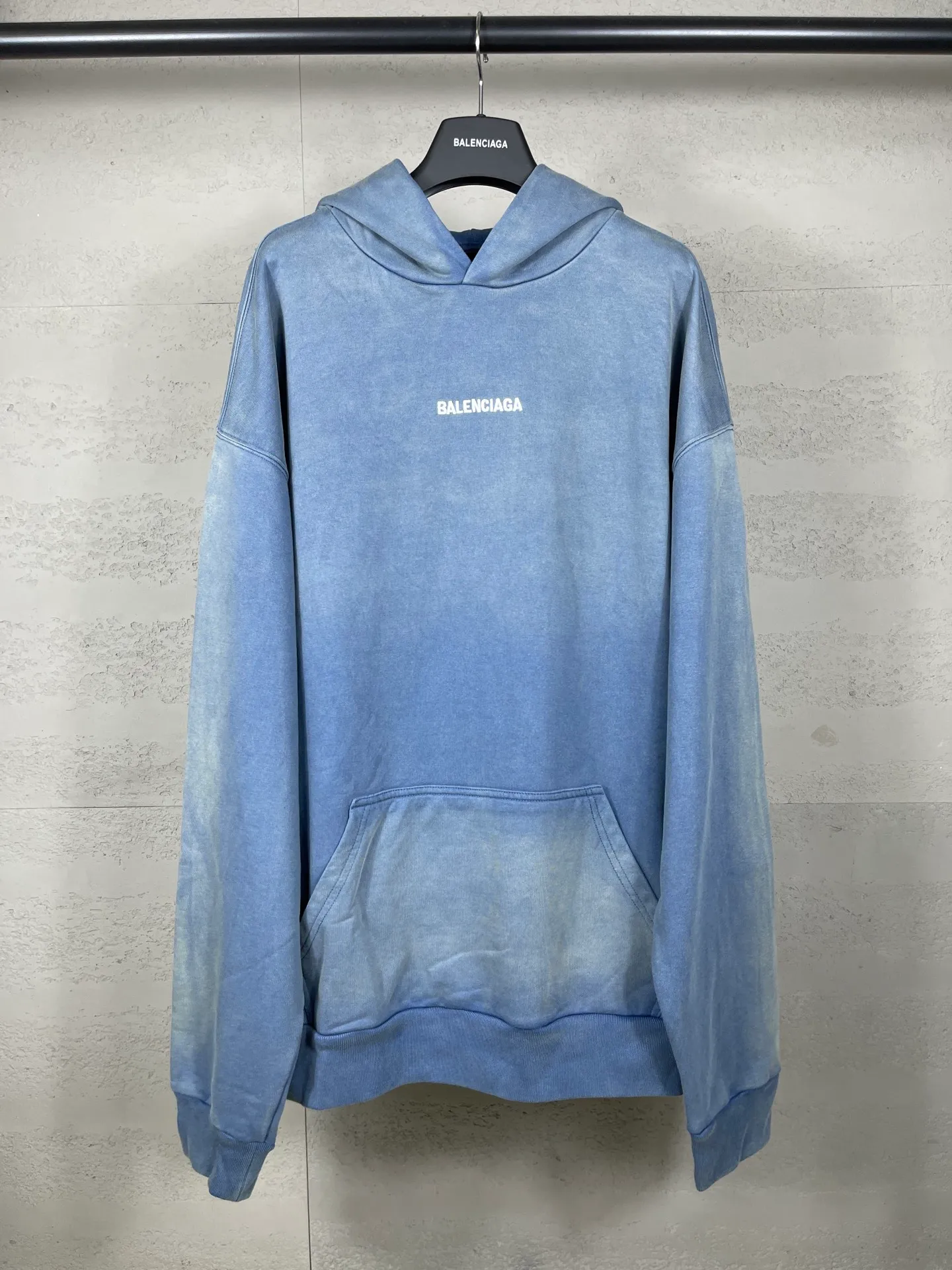 🅿️340 real photos [Top version. Official website quality] BALENCI*G*/25 new autumn and winter style. Washed and distressed hooded sweatshirt with Paris LOGO embroidered on the front and back. Ready-made garments are sprayed with horse wash to make them look old. The fabric adopts batik process. SS25 latest model. Research and development at the first time, different market currencies. Comparisons welcome. The fabric is made of Paris ZP custom-woven, custom-dyed and batik cotton sweatshirt. Weighing 460 grams, the cloth surface is clean. The cloth pattern is clear, soft and comfortable. The threads are dyed with no color difference. The embroidery is done with embroidery machines imported from Tajima, and the garments are washed and worn to make them look old. Jubie market currency. Welcome to compare. The version adopts OS loose shoulder style. Same style for men and women. Code: BL259935 Color: washed purple, washed blue Size: XS S M L